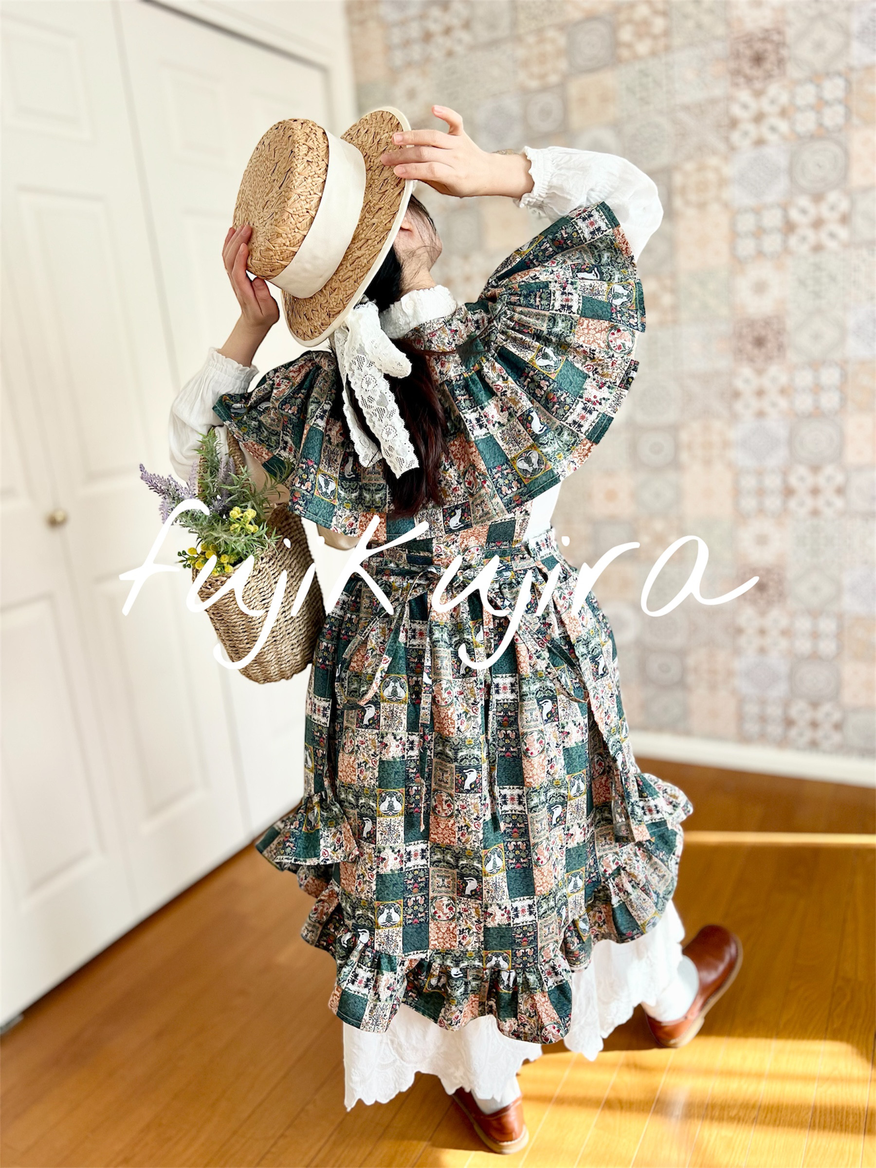 つけ襟付きエプロンワンピース　アンティーク風パッチワークプリント