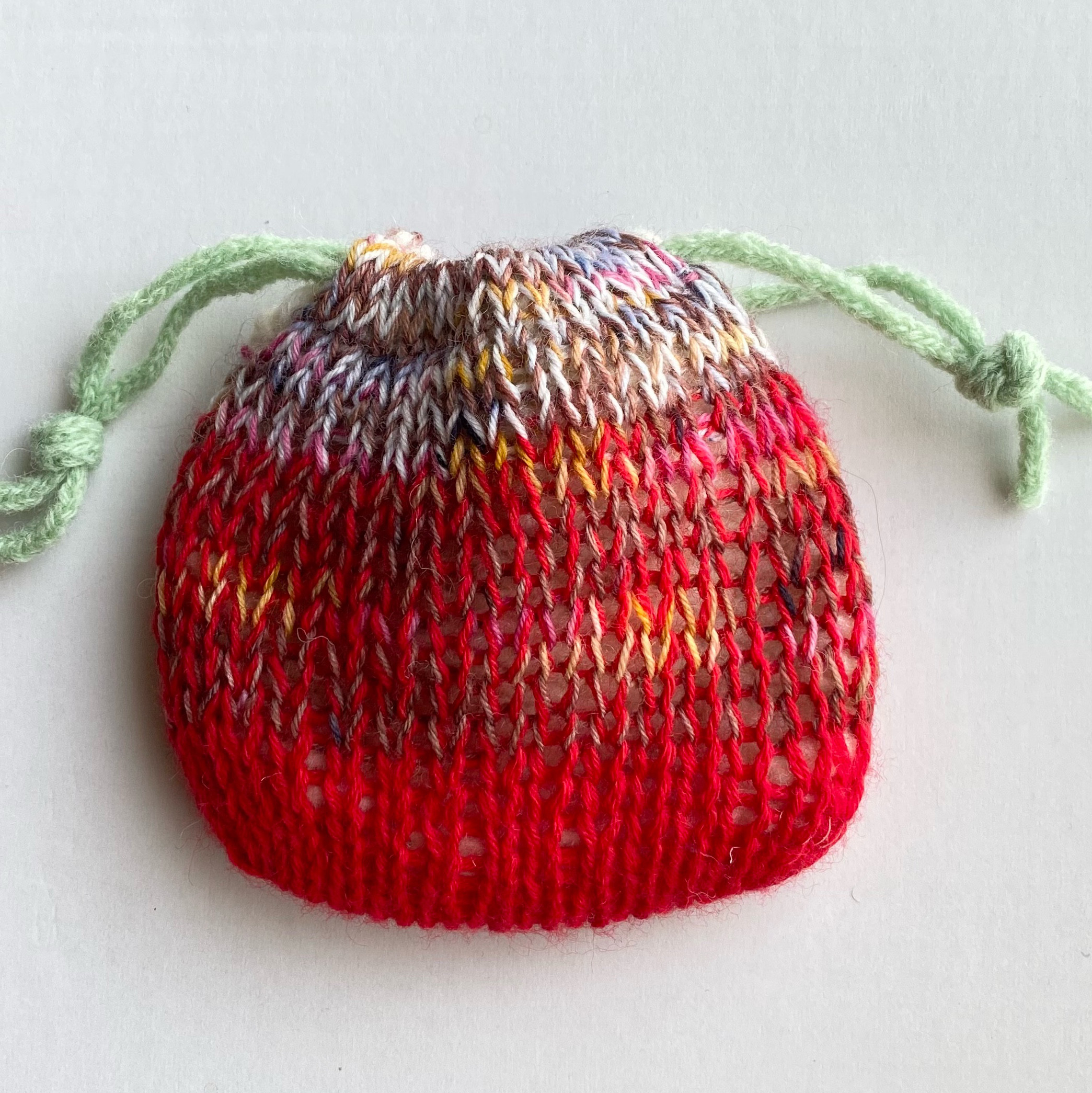 いちご　/  ニットの巾着　no.240