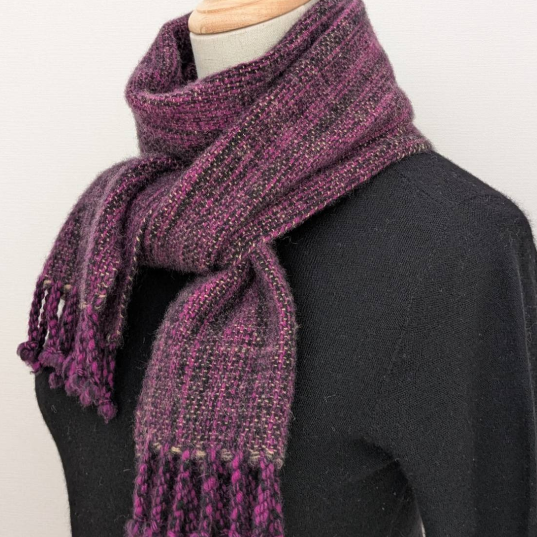 カシミア100％の黒、ピンク、ベージュの糸をミックスして織り上げたマフラー