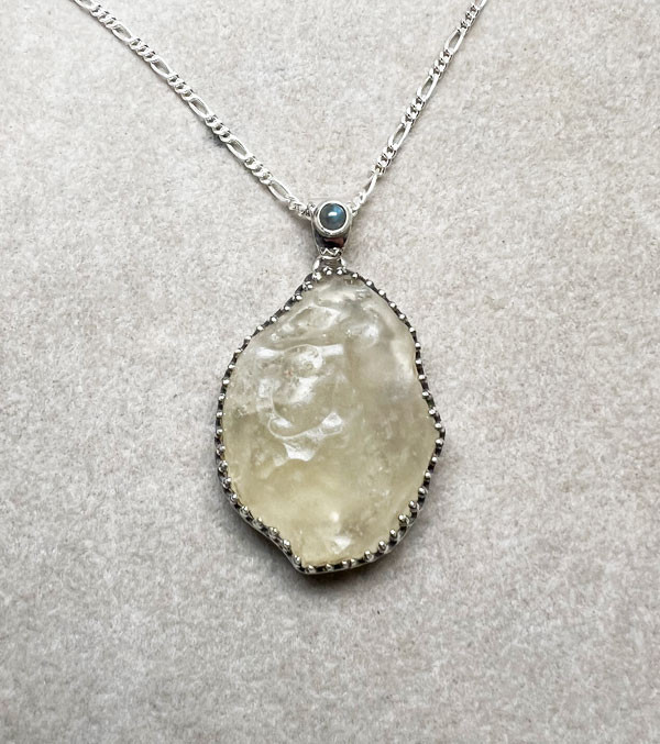 リビアングラス原石とアレキサンドライトのペンダント