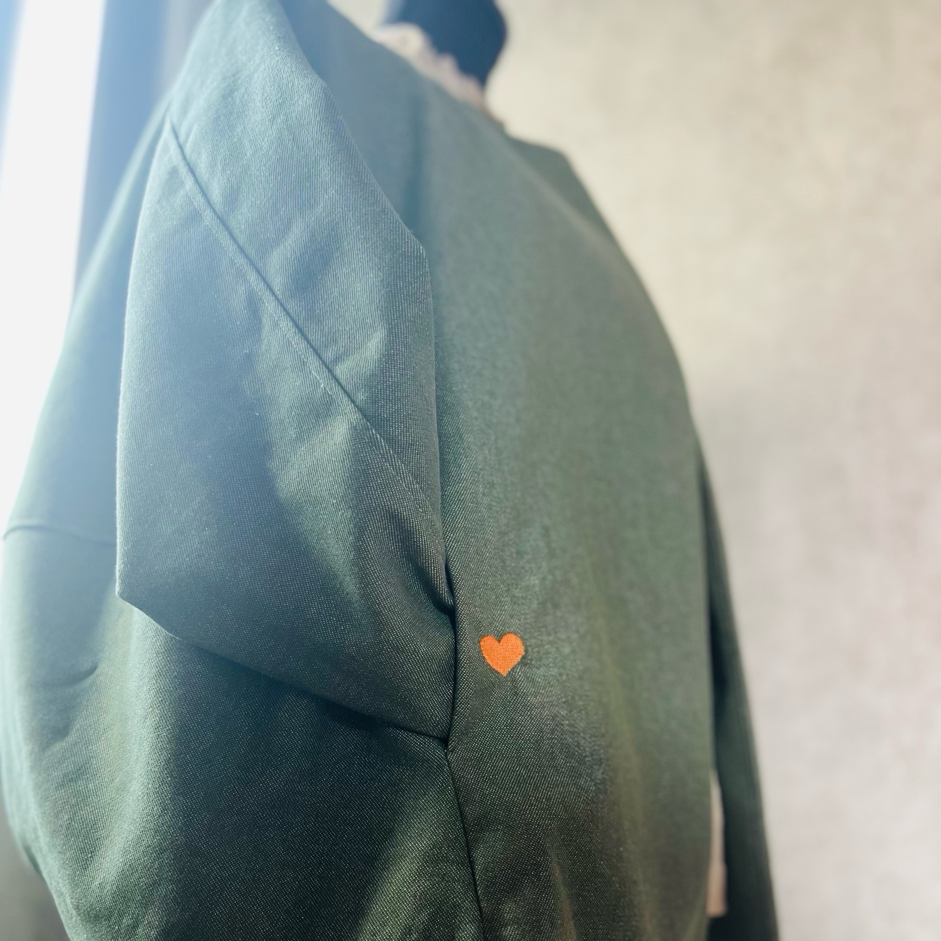 後ろの丸いシルエットがかわいい 春ジャケット 小さなハートの刺繍入り♡