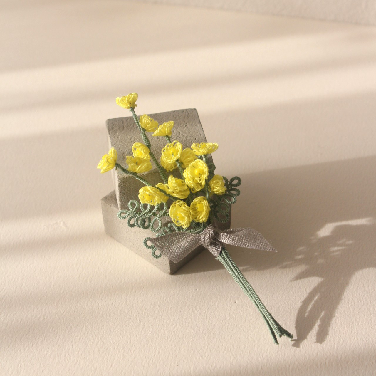 ミモザの小さな花束ブローチ　－手編み－