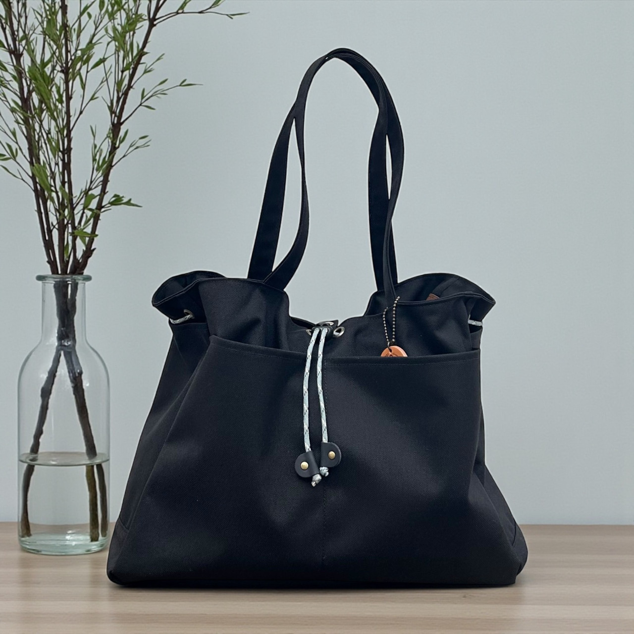 軽くて大容量、撥水加工で雨の日も安心！バッグの「わがまま」詰め込んだ　わがままトート：ブラック＜受注製作＞