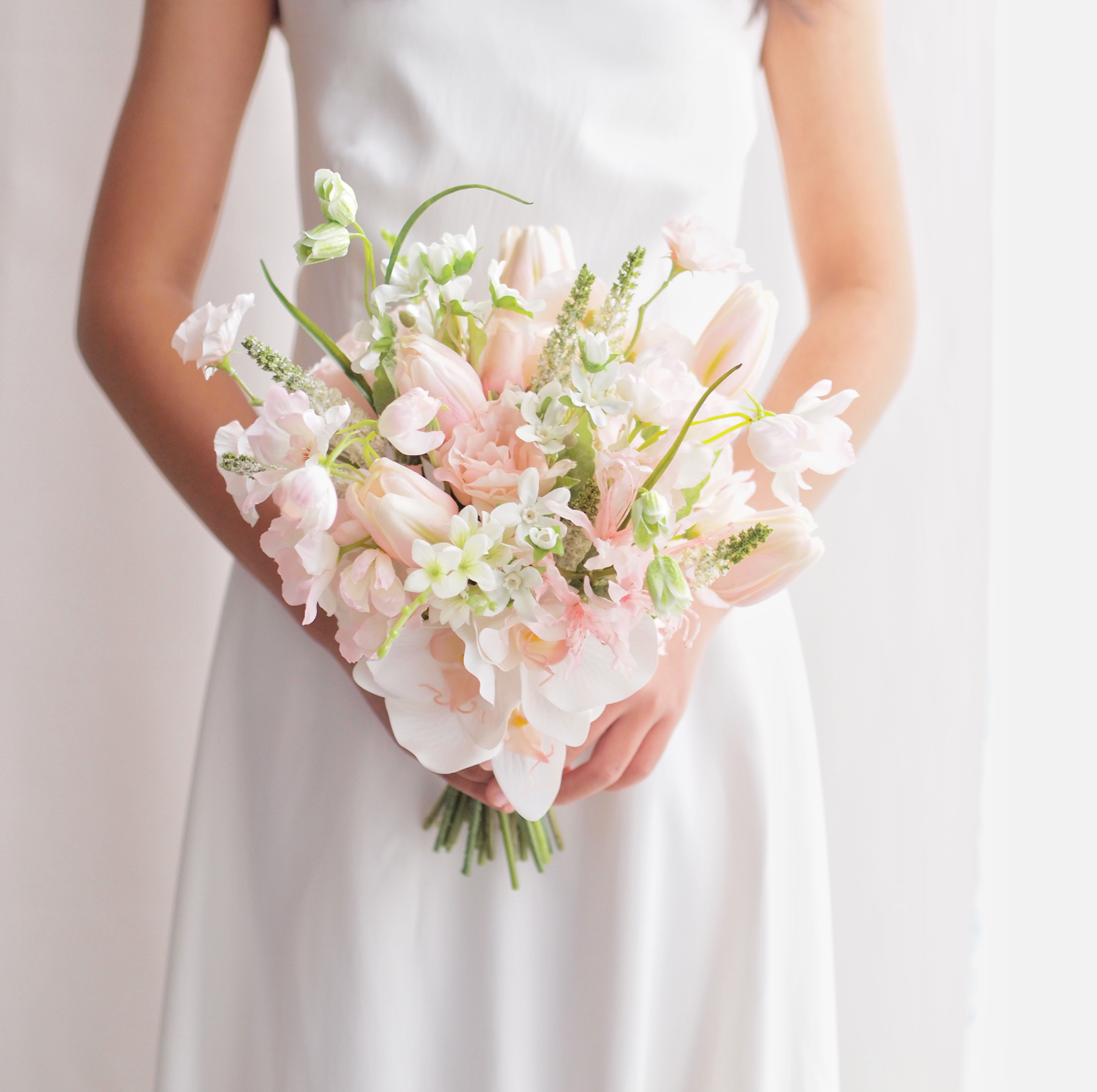 二ュアンスピンクの韓国っぽウェディングブーケ｜前撮り　結婚式｜ピンク×ホワイト｜アーティフィシャルフラワー