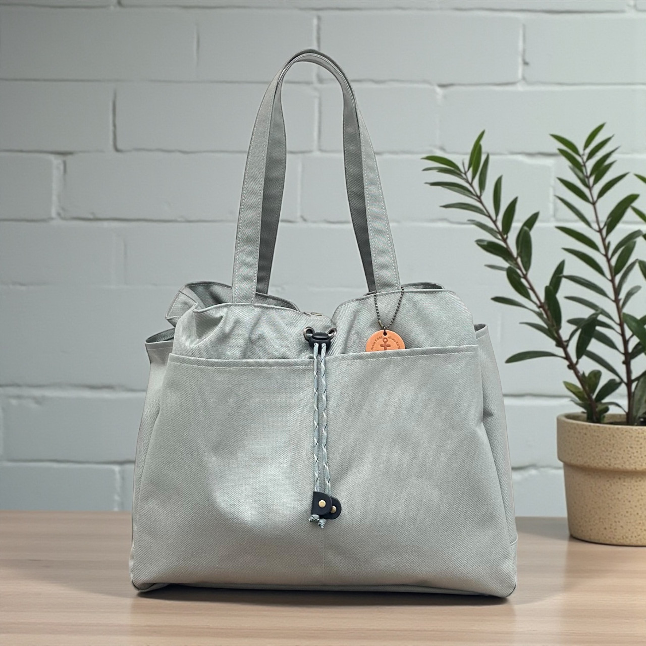 軽くて大容量、撥水加工で雨の日も安心！バッグの「わがまま」詰め込んだ　わがままトート：グレー＜受注製作＞