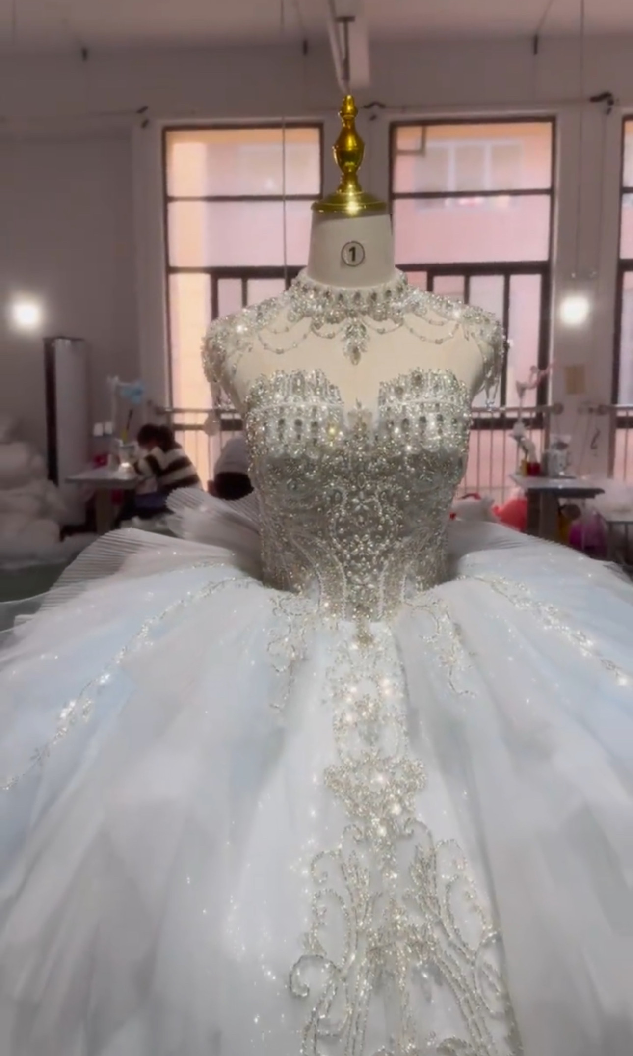 上質　咲き誇るレース　プリンセスライン　姫様　水色のウェディングドレス　華やかなトレーン　ふんわりチュール　編み上げ花嫁