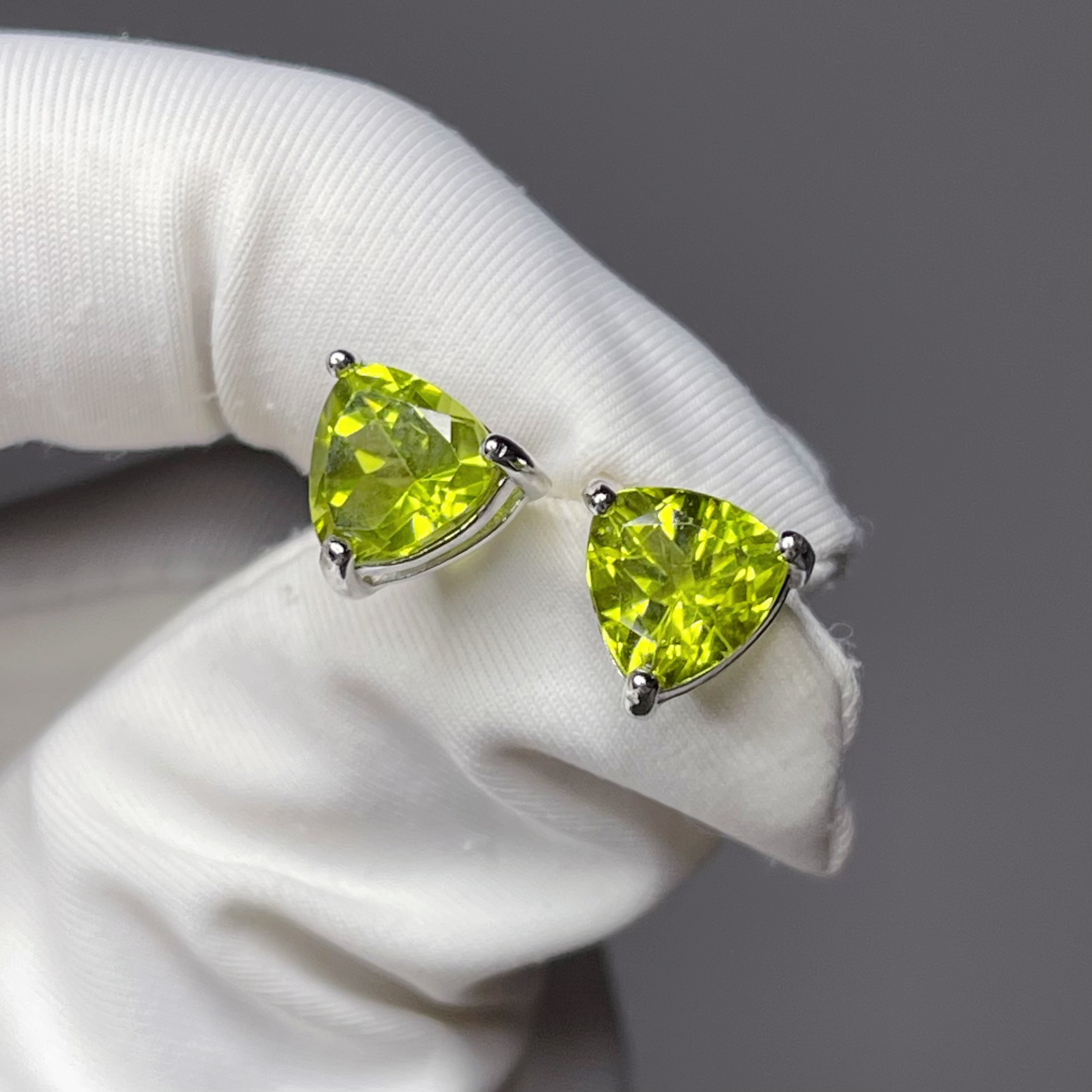 ★天然石★贅沢8mm♡高品質ペリドット♡美しいカラー♡高透明度♡純銀製♡ピアス