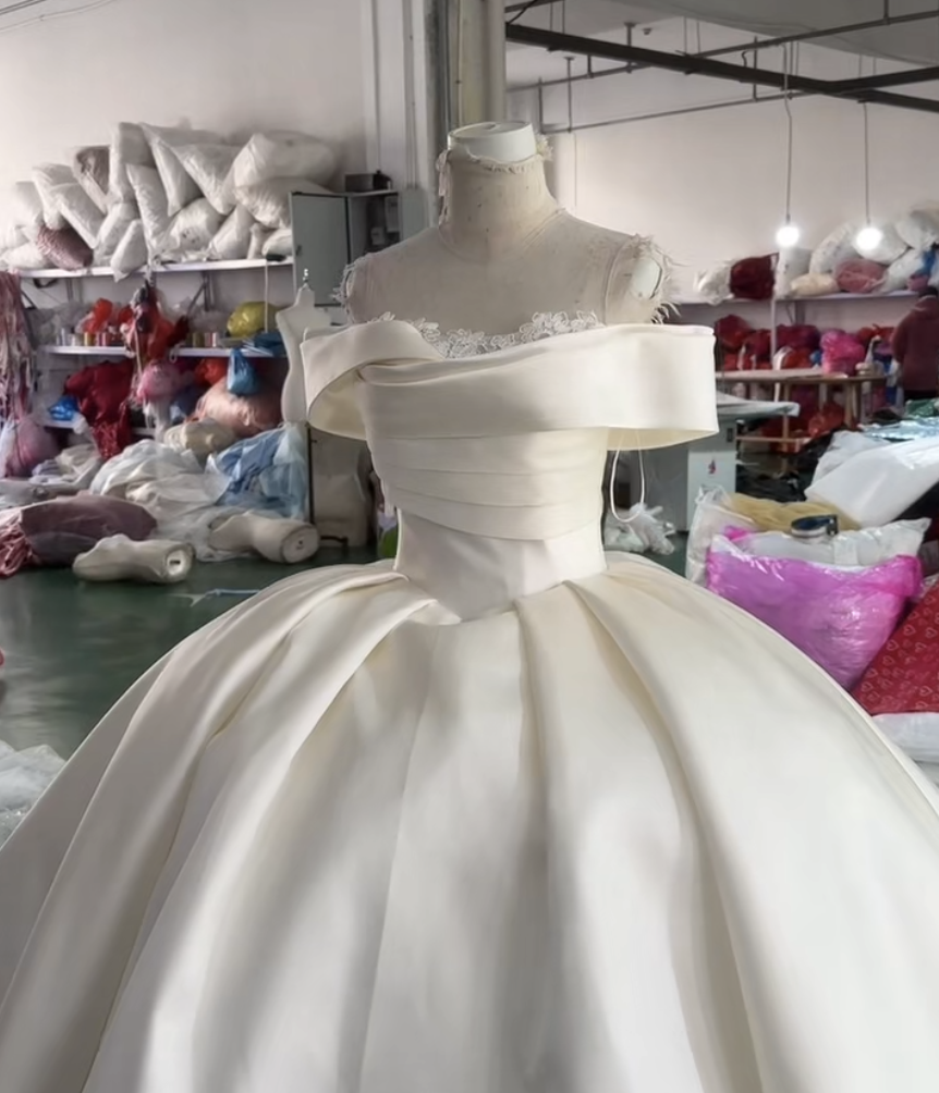 激安見逃さない　オフショルダー　二の腕カバー　高級サテン　プリンセスライン無地　トレーン　編み上げ　サイズオーダー結婚式