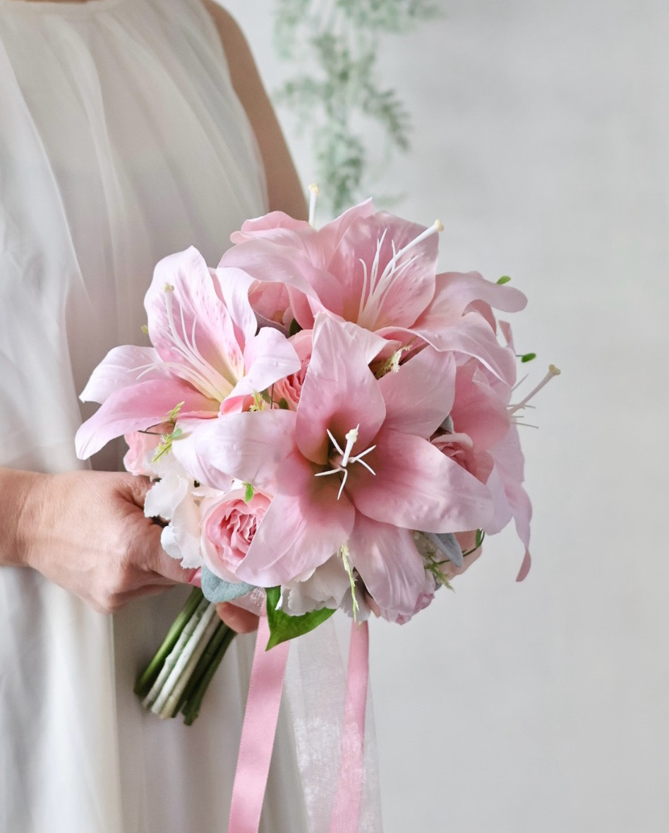 大輪ピンクカサブランカとバラの華やかなラウンドブーケ 造花ウェディングブーケ