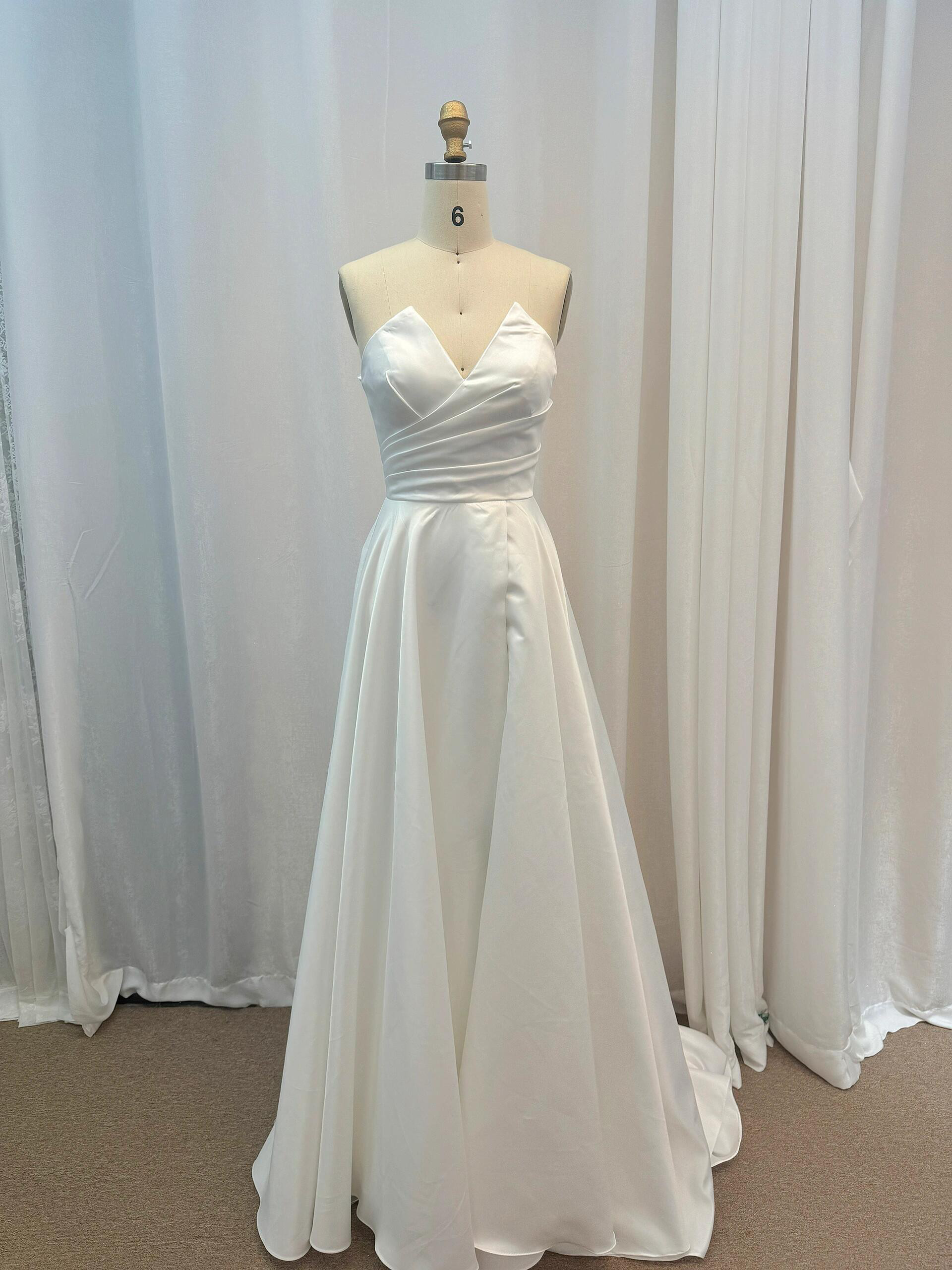 花嫁白ホワイト　カラー変更可能　サテン　シンプルなウェディングドレス　ファスナー　vネック　胸フリル　二次会前撮り披露宴