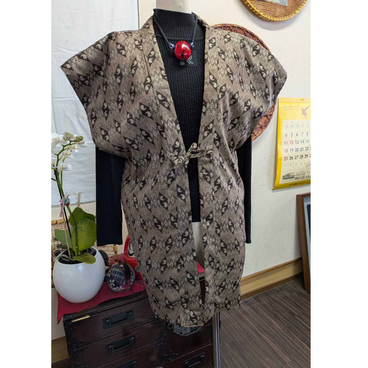 泥大島のリバーシブル（真綿入り）羽織りの袖無し　　　着物リメイク