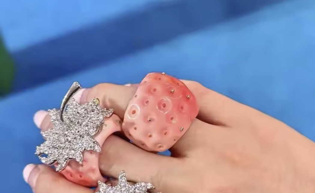 遊び心【着けるアート】個性派 アートリング ハイセンス 大人可愛い フリーサイズ 苺2個＃アートリング