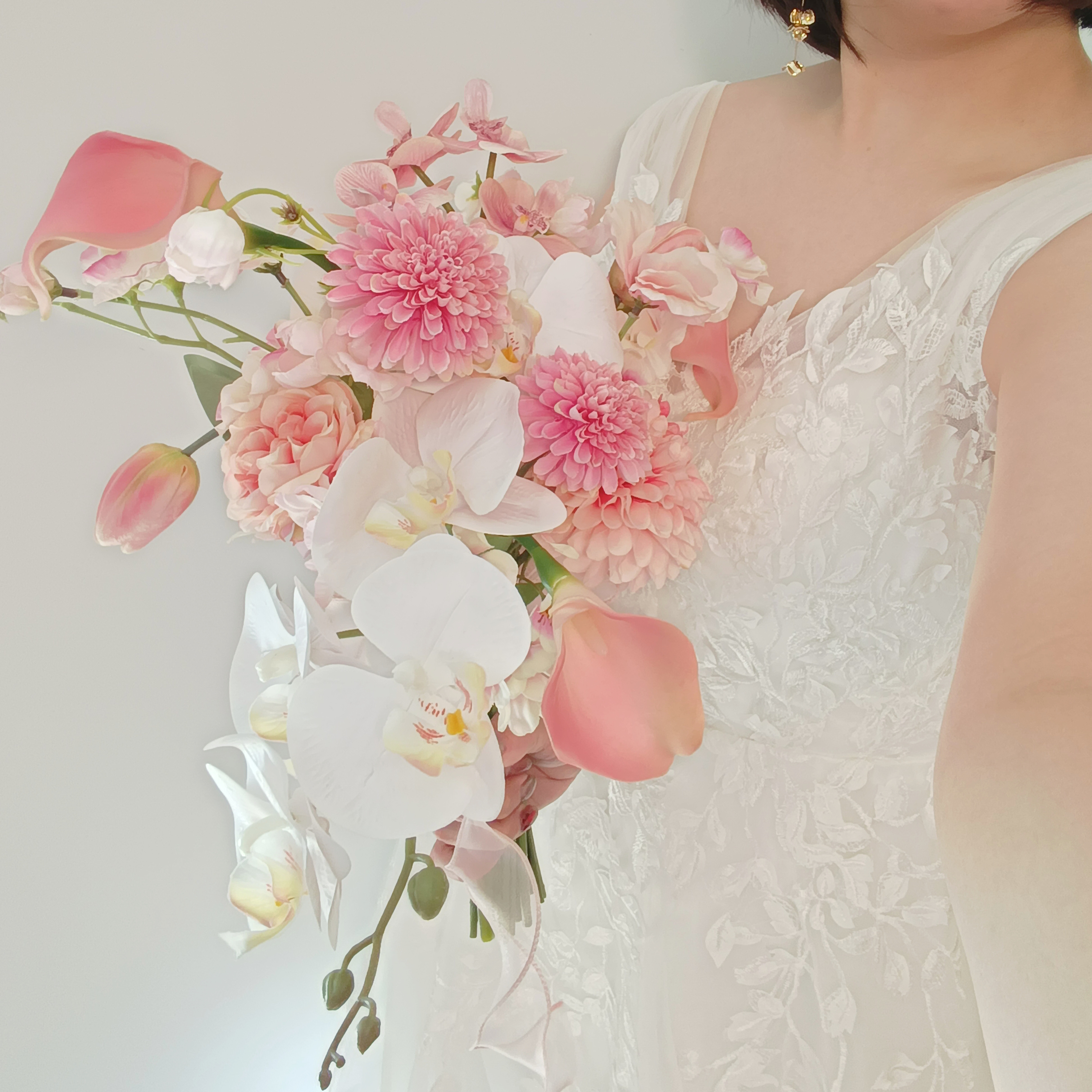 ふんわりさくら色の胡蝶蘭×ダリアブーケ｜前撮り·結婚式·ホテル婚｜春婚｜ピンク×ホワイト｜アーティフィシャルフラワー