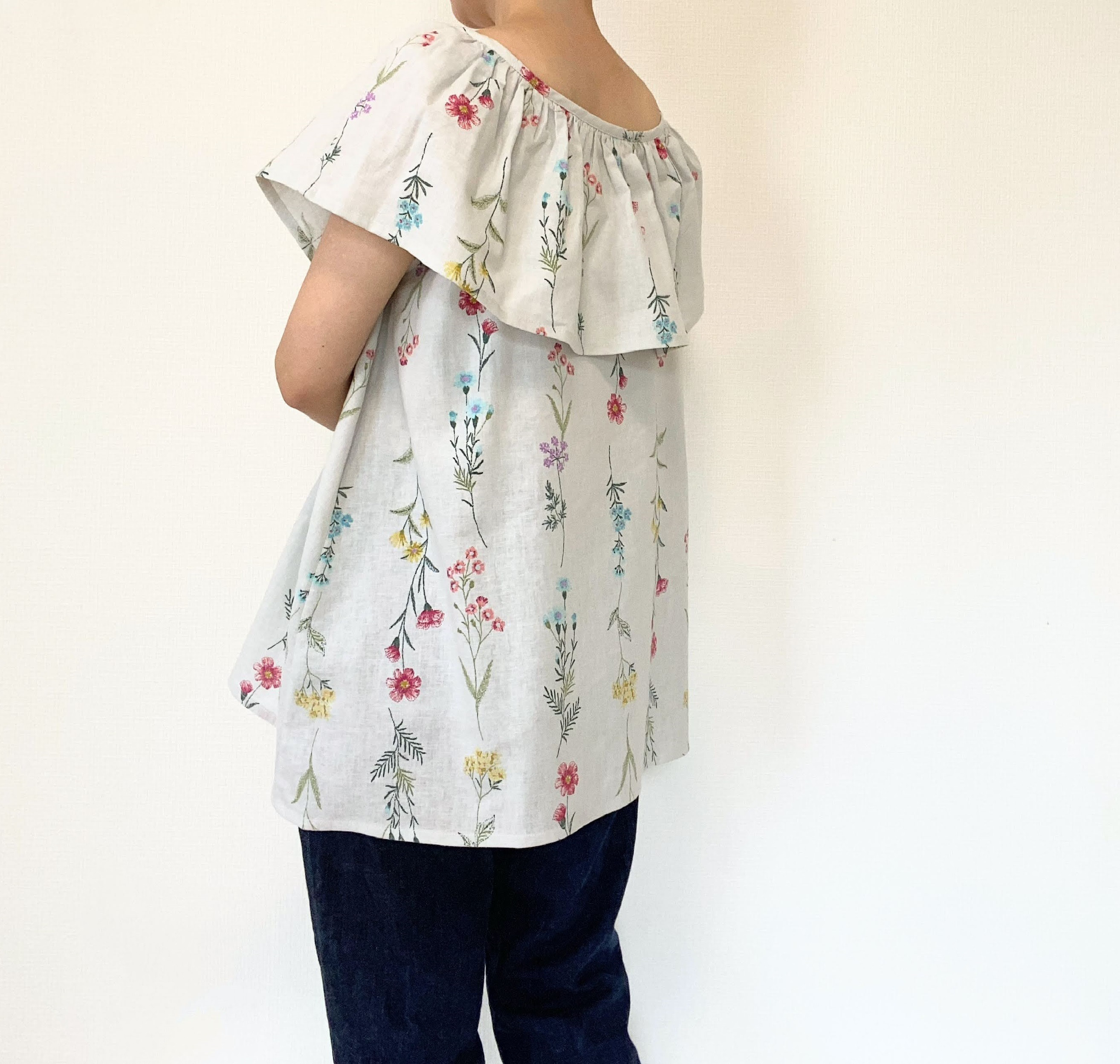 刺繍調 大人のフリルブラウス＊ナチュラル押し花柄＊国産コットンリネン　綿麻＊アイスグレー