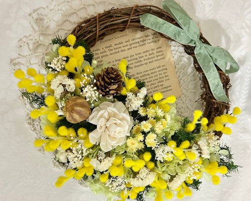 ミモザとグリーンアジサイのハーフリース（英字新聞を添えて） リース