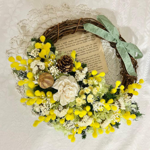 ミモザとグリーンアジサイのハーフリース（英字新聞を添えて） リース