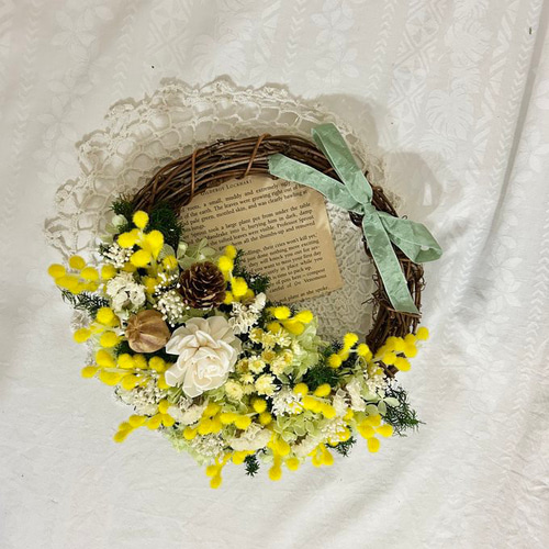 ミモザとグリーンアジサイのハーフリース（英字新聞を添えて） リース