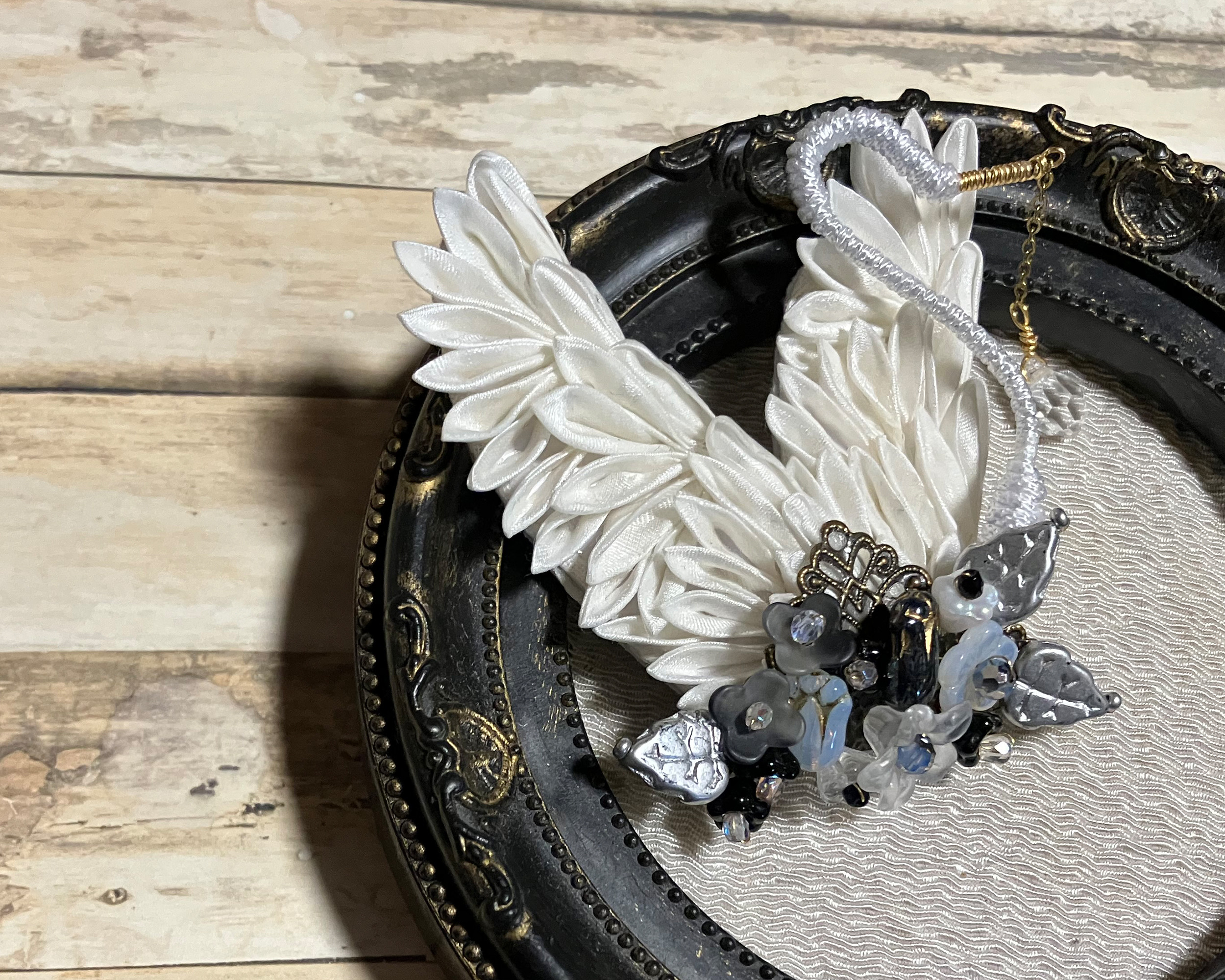 幻想標本「夜宴の白鳥」　つまみ細工とガラスビーズのブローチ