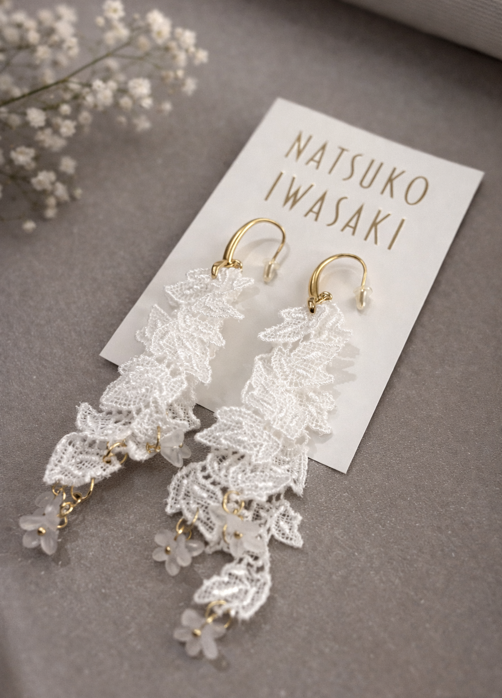 【葉の三連レース×花×ロングピアス】 ― 静かな華やかさのために《NATSUKO IWASAKI jewelry》