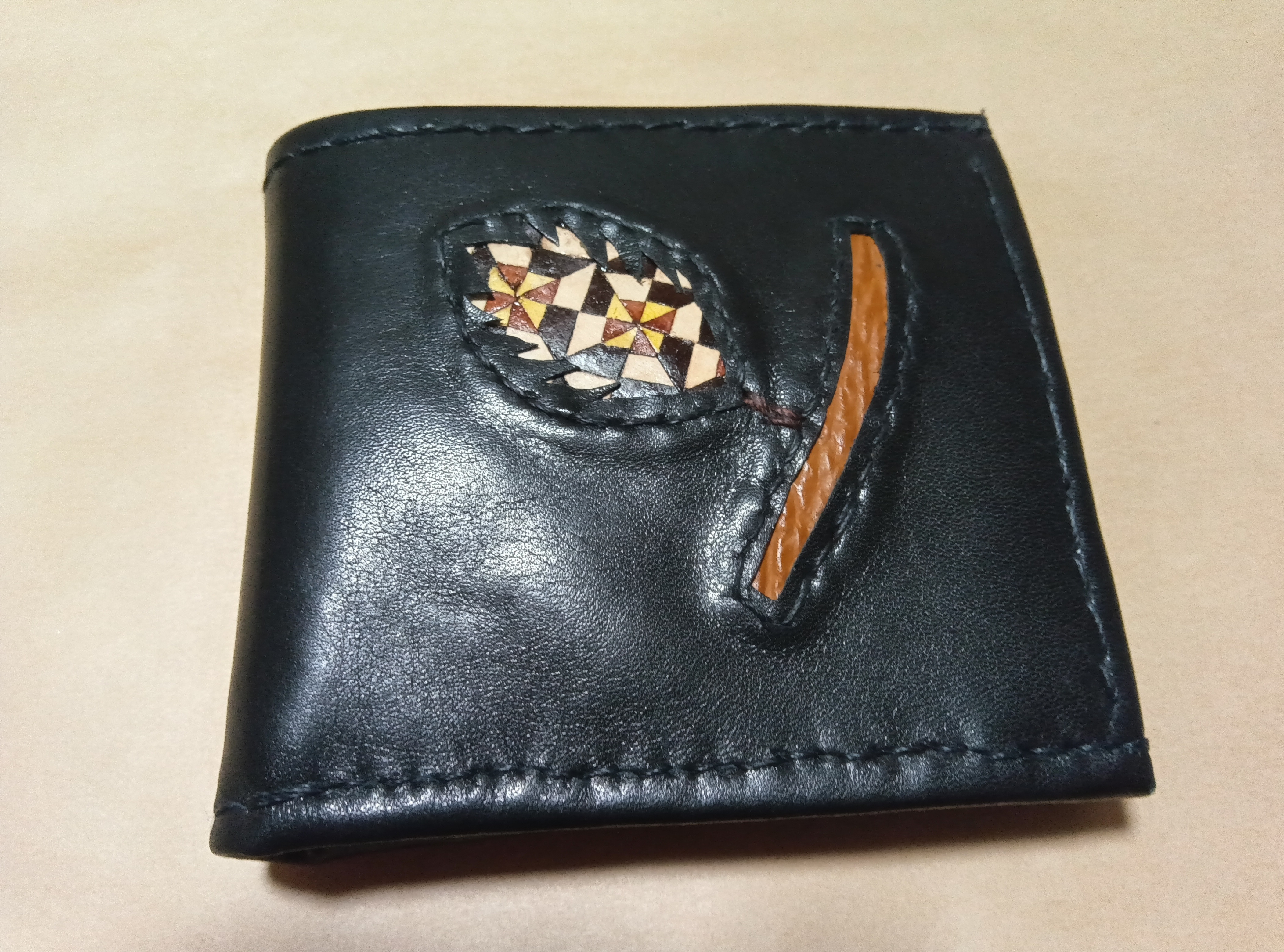 カードがたくさん入る二つ折り財布「寄せ革細工」