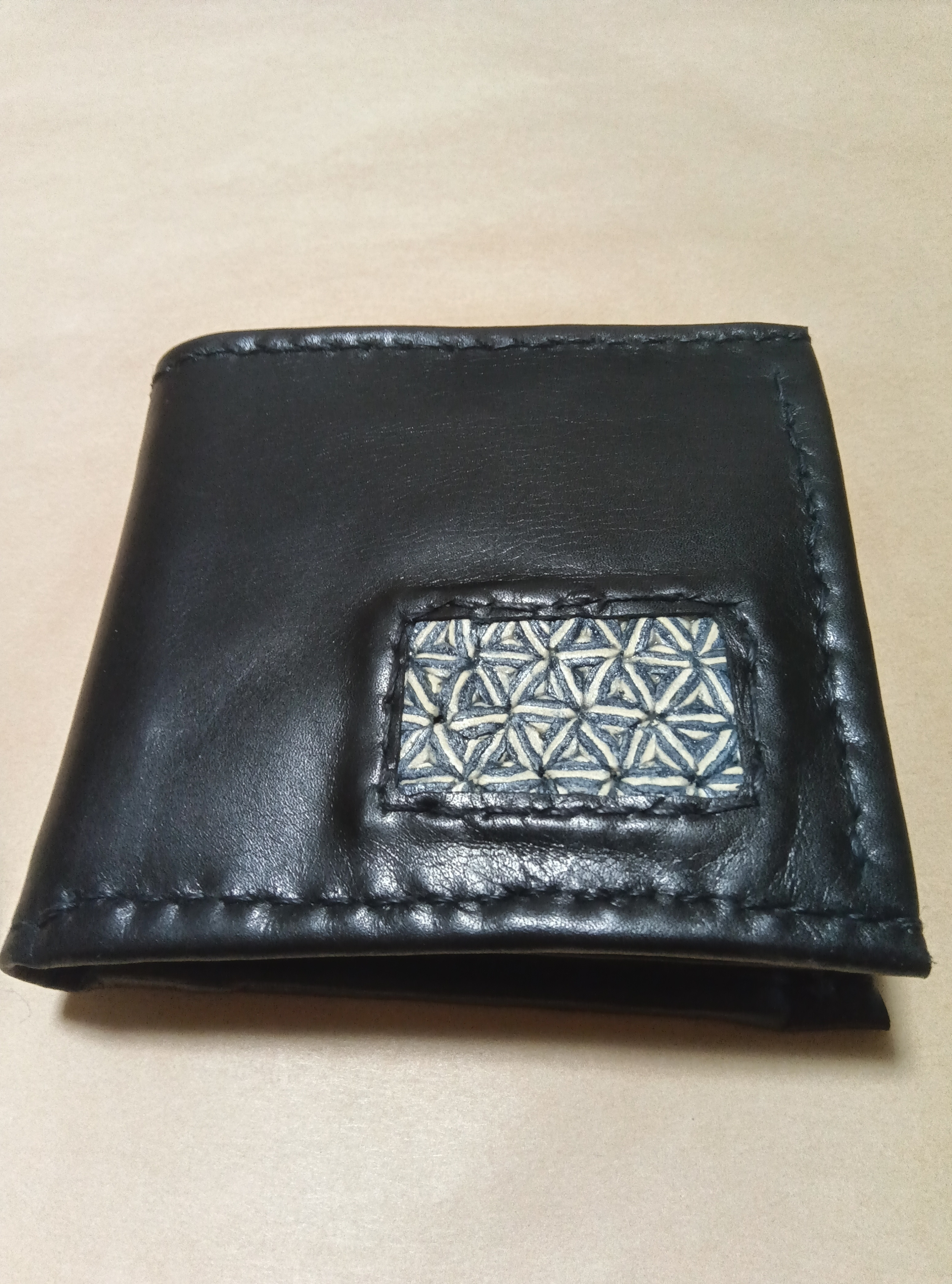 カードがたくさん入る二つ折り財布「寄せ革細工」