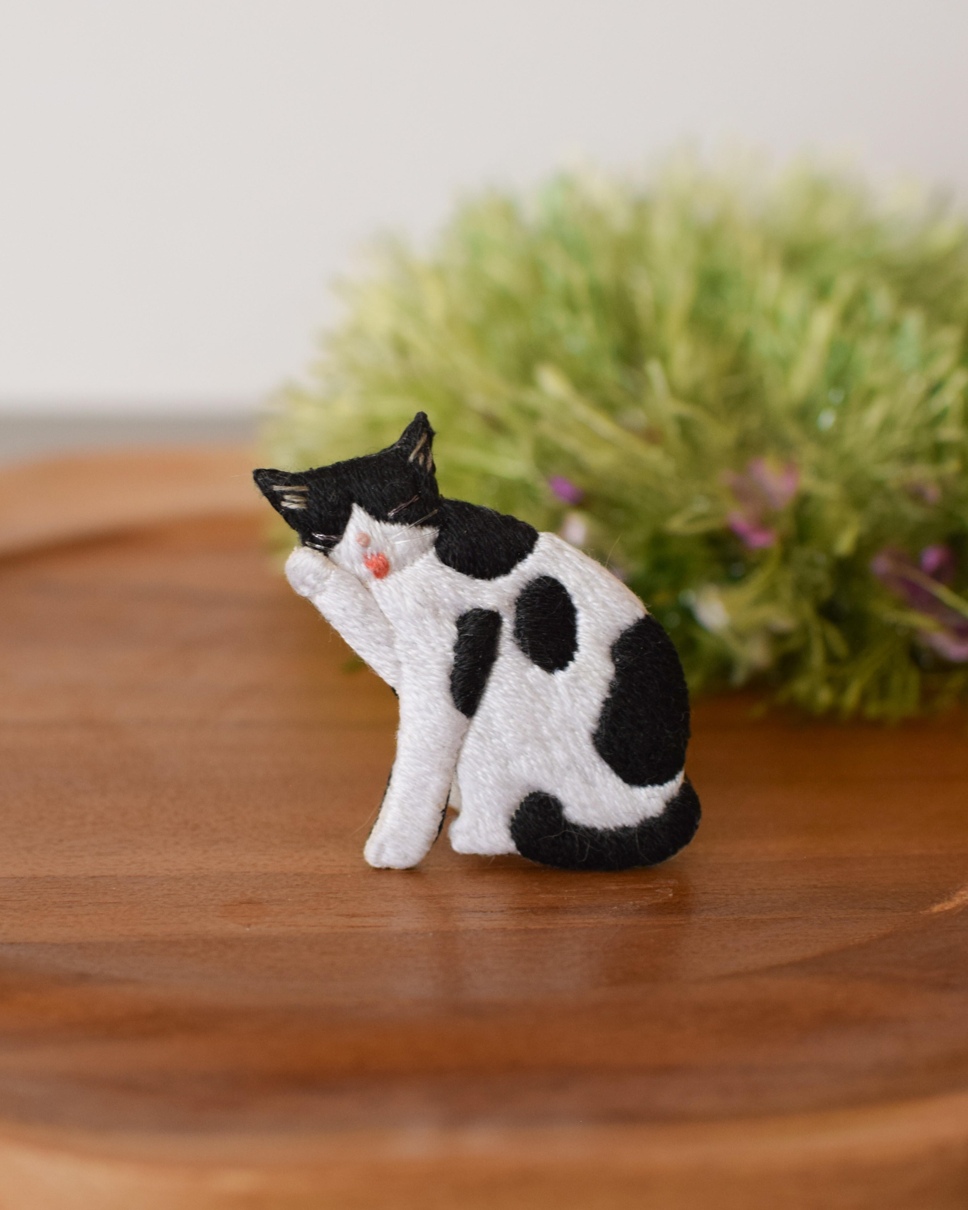 猫の手刺繍ブローチ