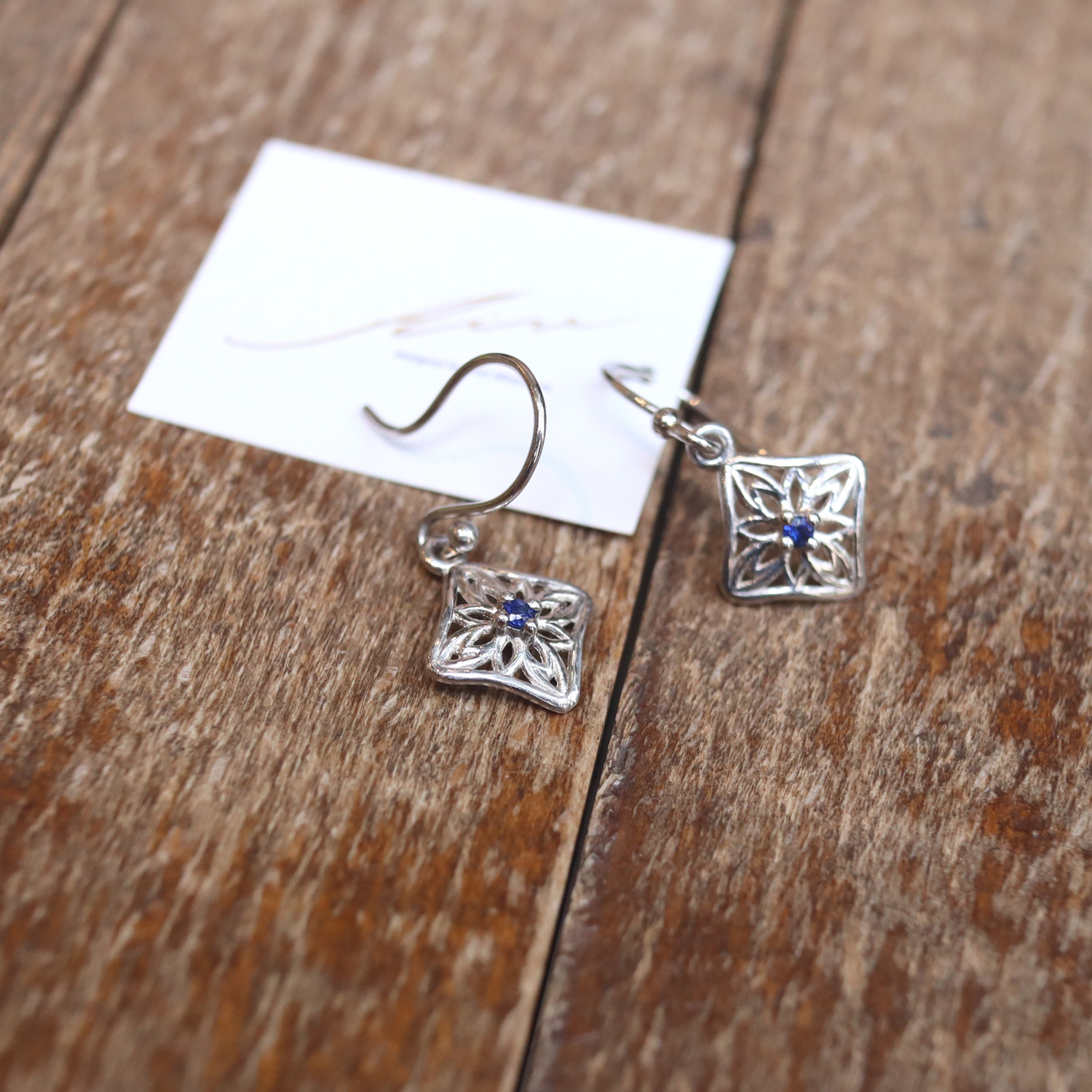 プラチナ　サファイヤ　シンプルピアス