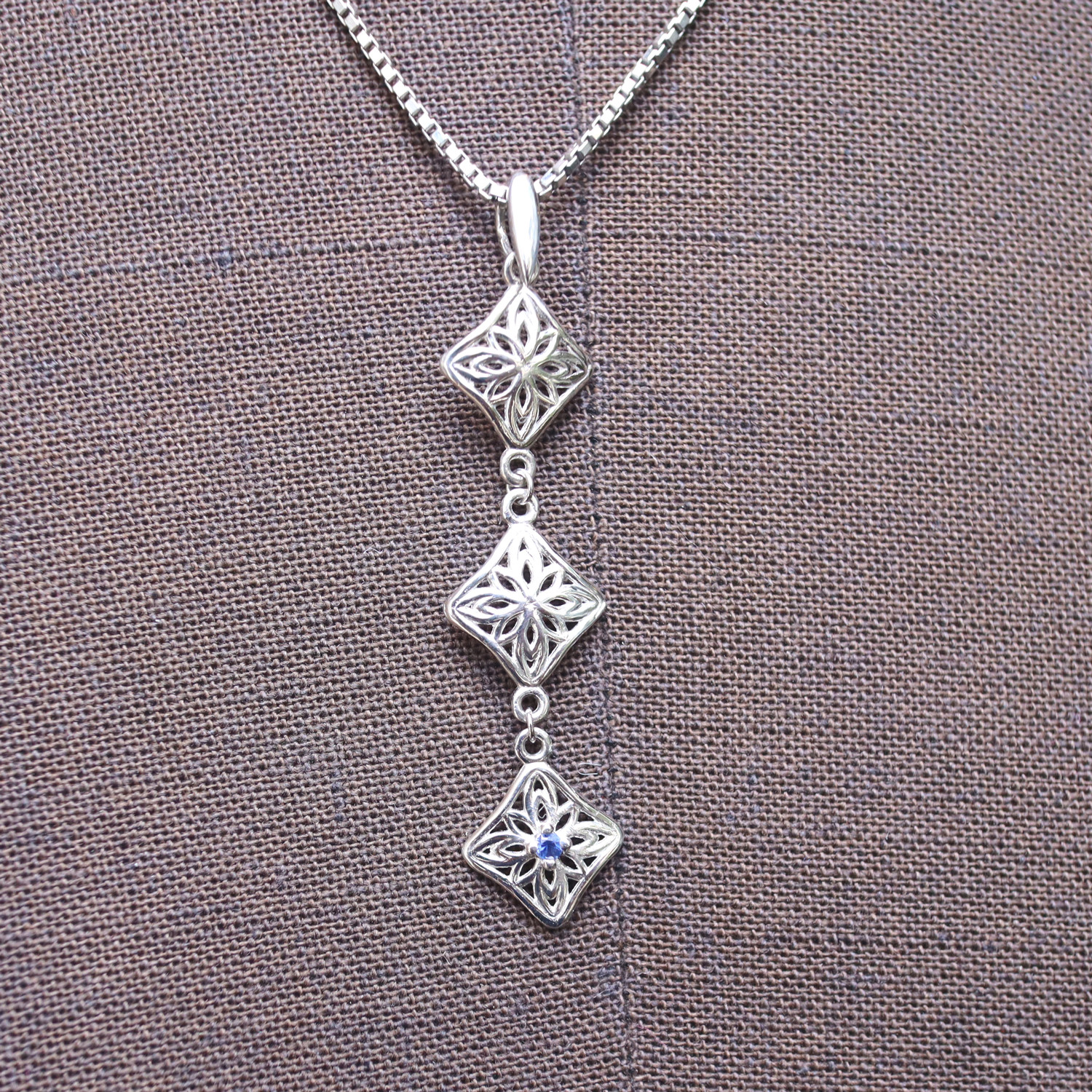プラチナ　サファイヤ　ロングペンダントトップ