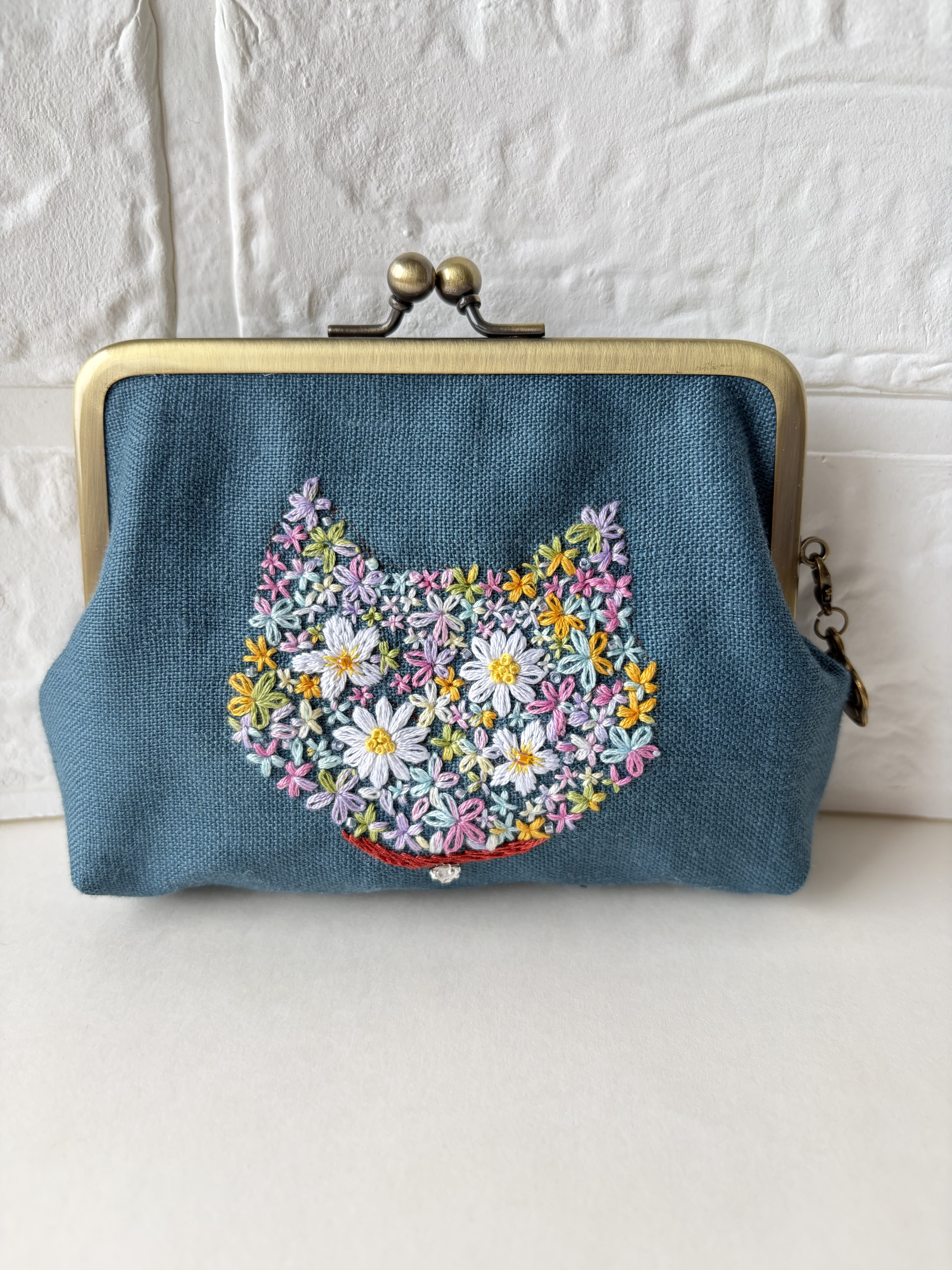 お花畑猫モチーフの刺繍親子がま口財布