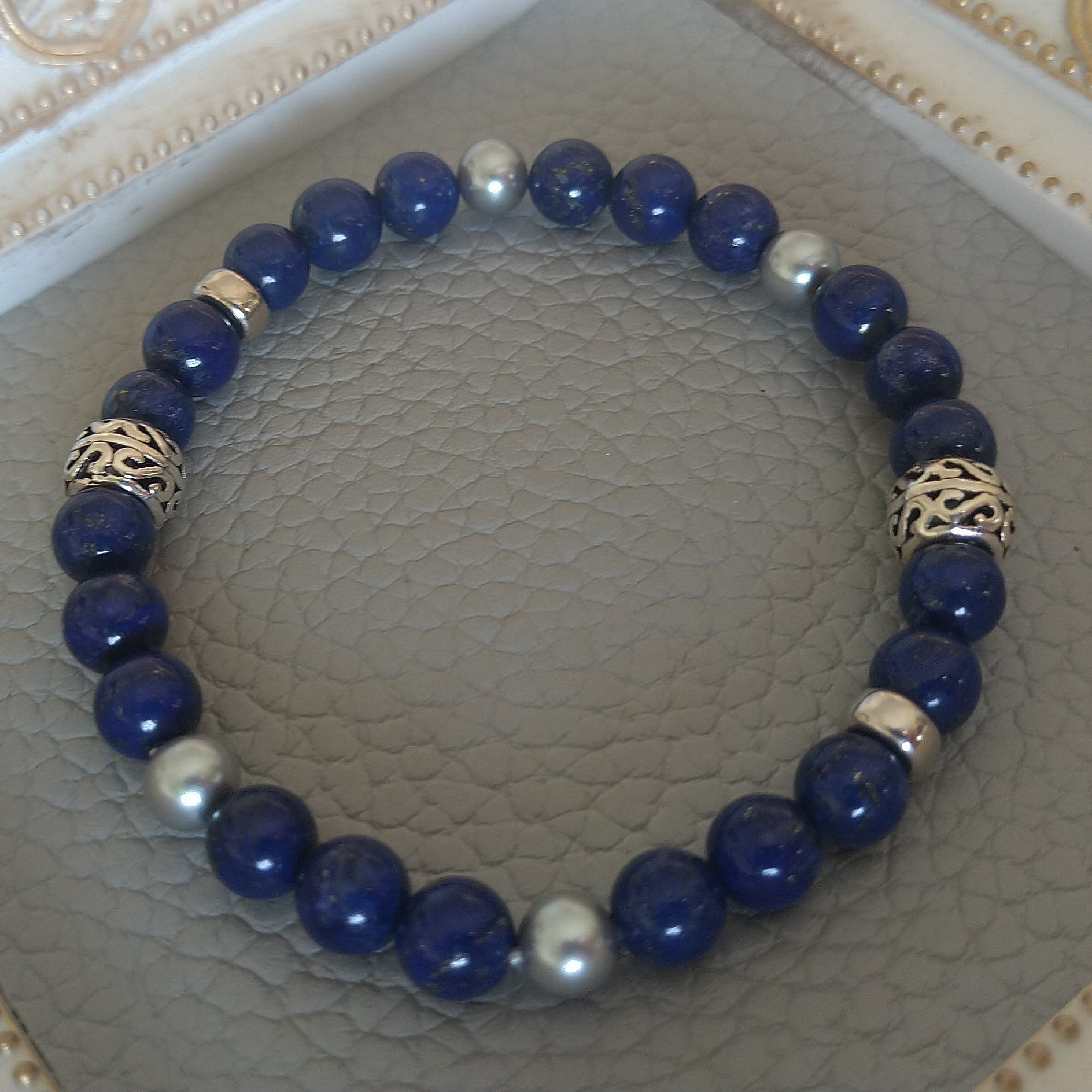 凛とした強さと直感を纏う ラピスラズリといぶし加工ロンデルのブレスレット