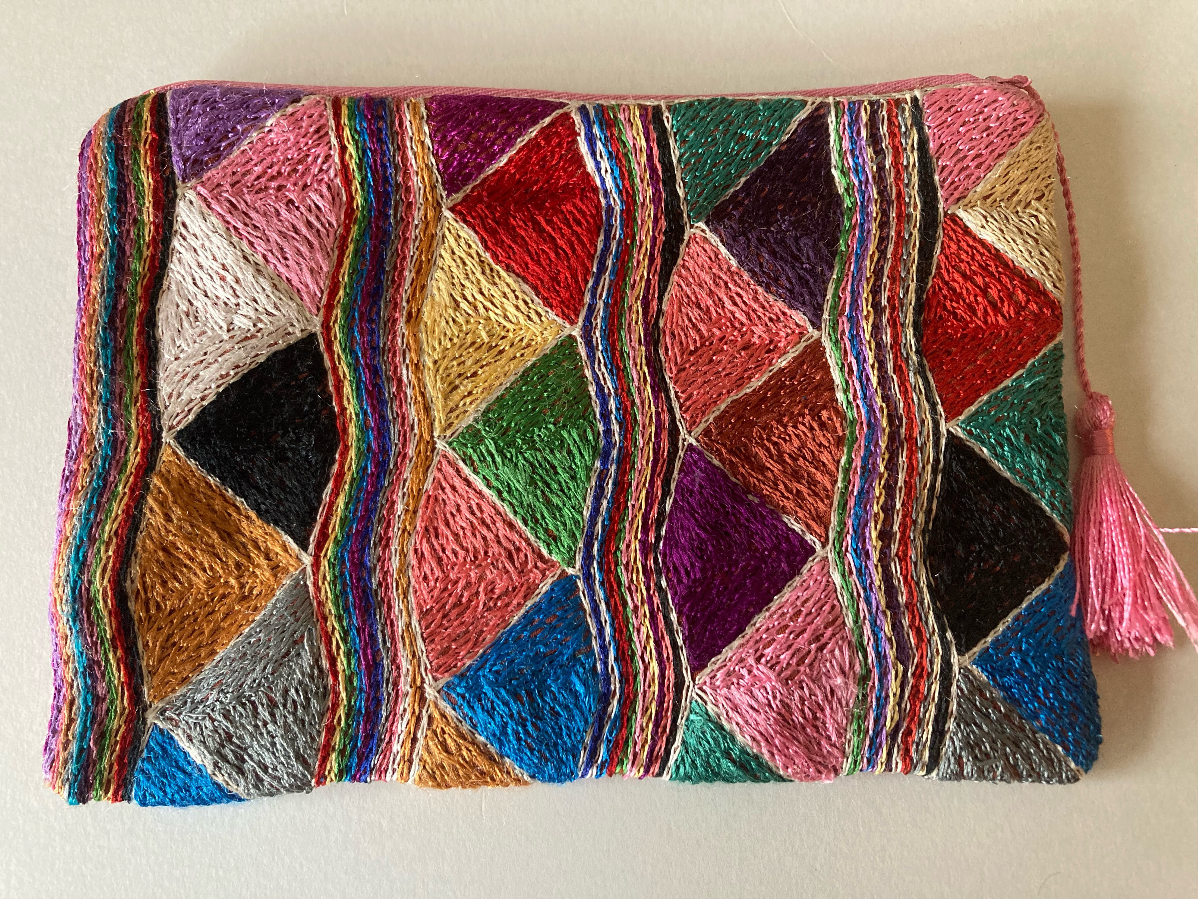 アフガニスタン女性が作った刺繍ポーチ ＜手作り＆フェアトレード＞ by Zahida〈国内配送無料〉