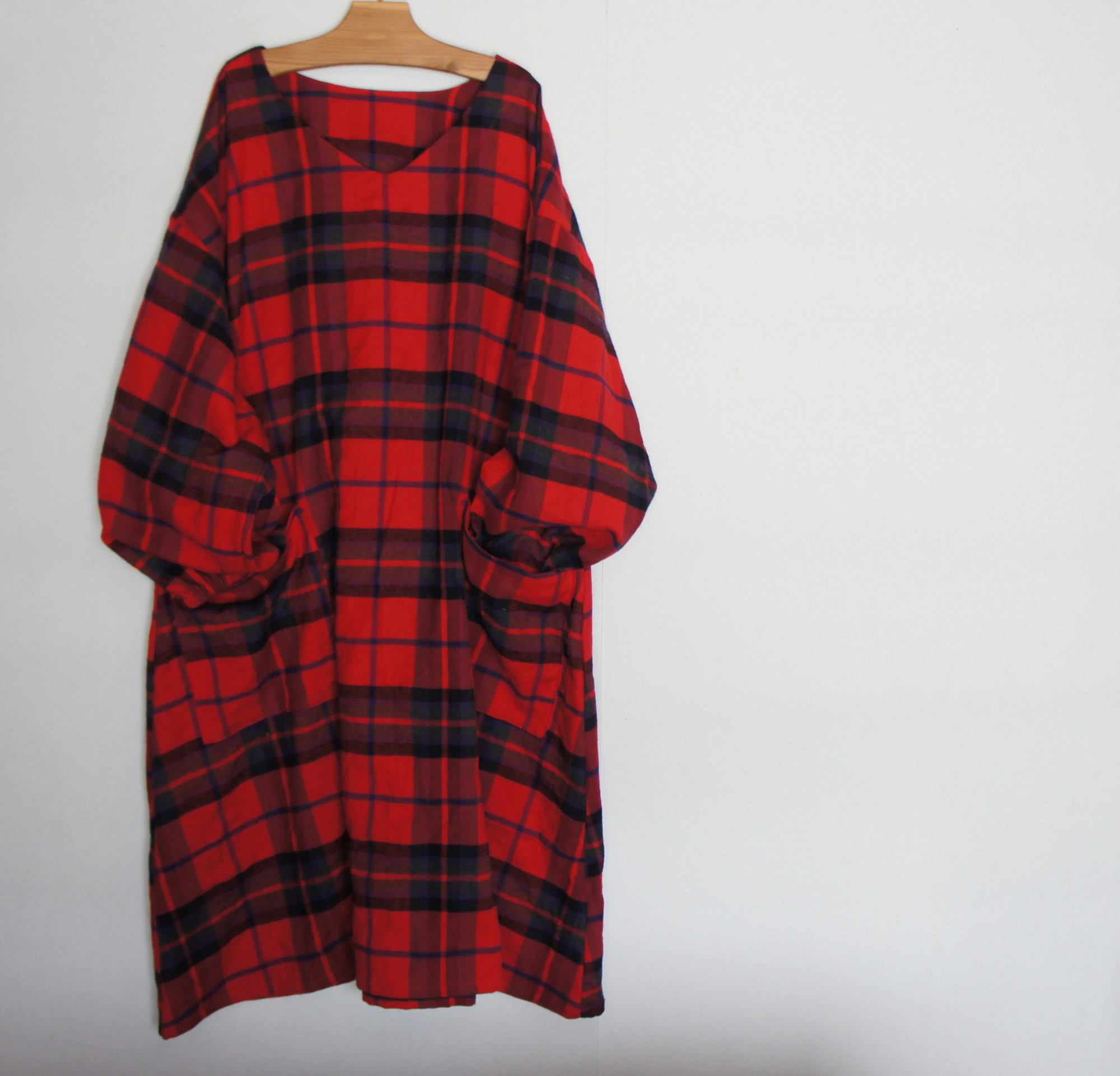 赤いチェックのかっぽうぎ風ワンピース