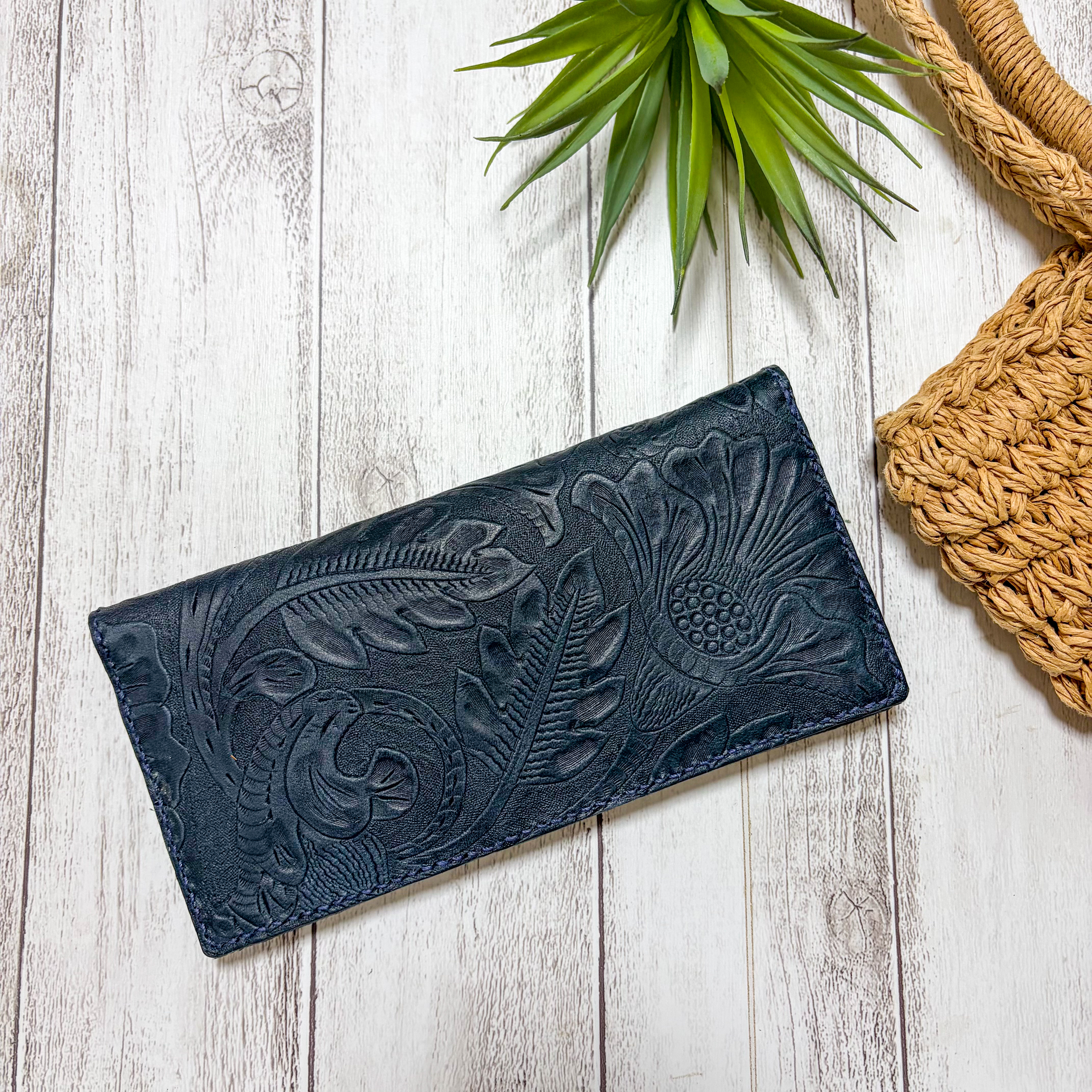 軽くて薄い♩ ネイビー色の長財布　花柄　型押し　本革　ハンドメイド　ロングウォレット
