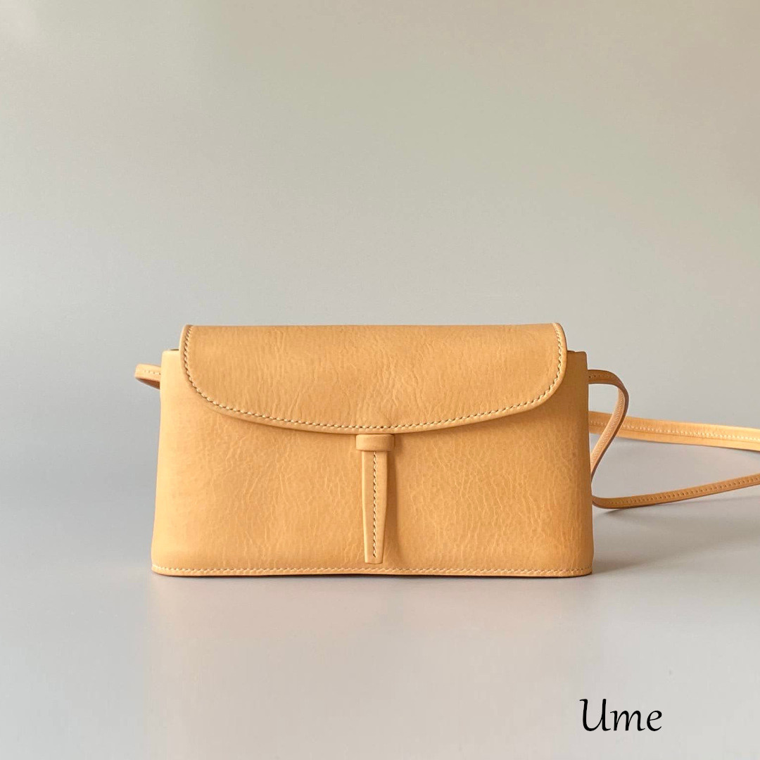ume ベルト留めの本革ミニポシェット ／１点のみ／イタリアンレザー生成りヌメ