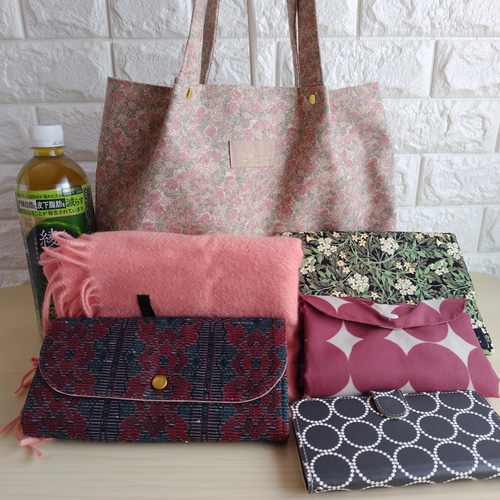 上品な小さなピンクローズ柄 ふんわりタックトートバッグ／軽量・Dカン