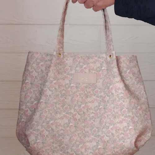 上品な小さなピンクローズ柄 ふんわりタックトートバッグ／軽量・Dカン