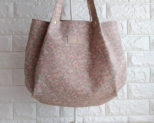 上品な小さなピンクローズ柄 ふんわりタックトートバッグ／軽量・Dカン