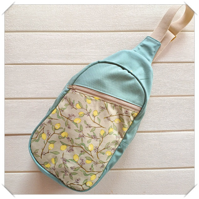 レモンガーデンのボディバッグ