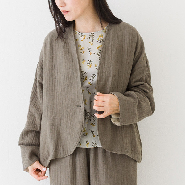 カーディガンより品よく、ジャケットより軽やかに。接結ガーゼ ローブジャケット