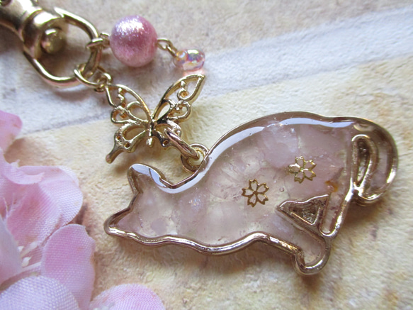 ฅ❤️ レジン　ねこ　天然石　ローズクォーツ　花　薔薇　チャーム　ハート ◇2803再販【受注制作】ローズクォーツの猫と蝶 バッグチャーム バッグ