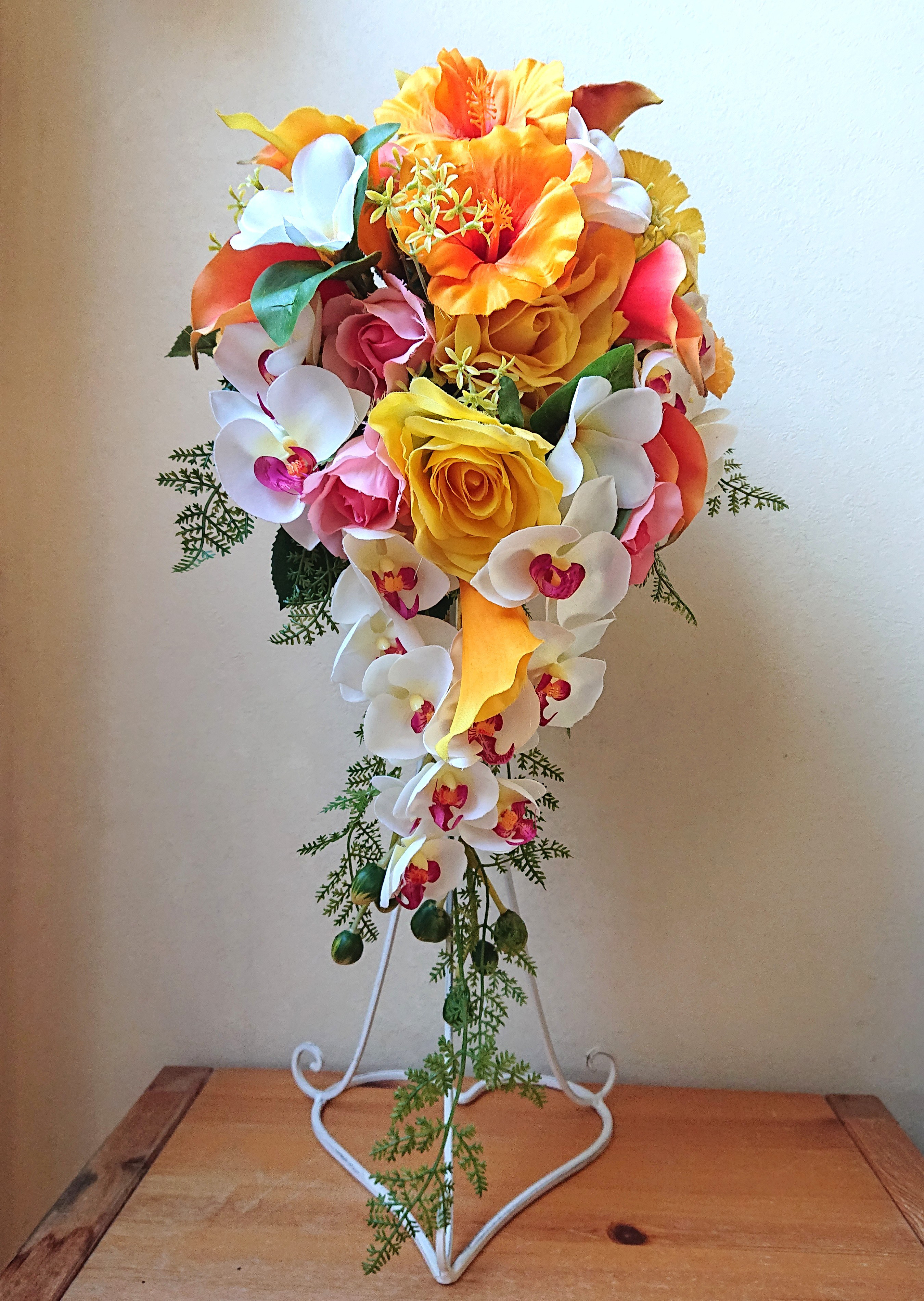 ハイビスカスの南国キャスケードブーケ。大人気♪ブートニア付き♪生花みたいに綺麗な造花です♪高品質なのに安い 10,626円