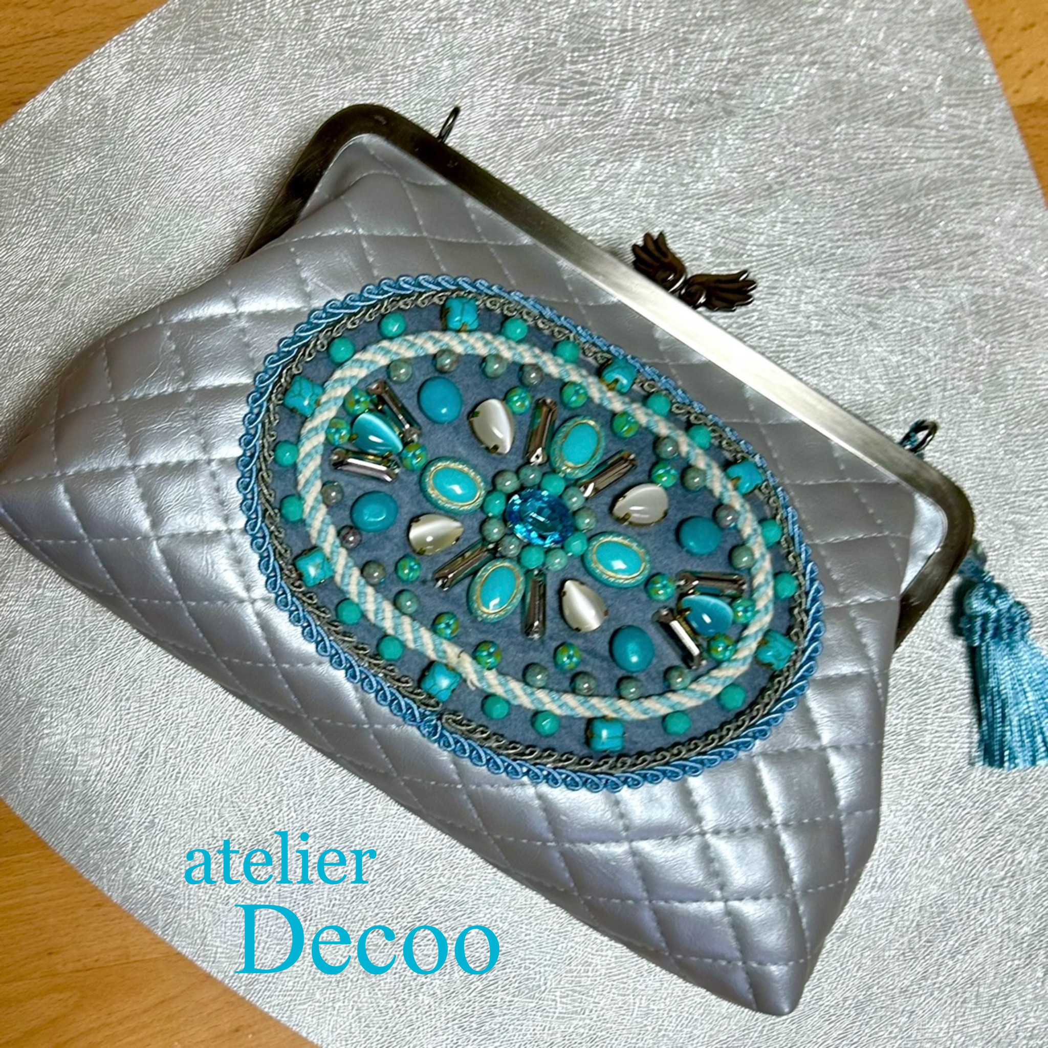 青いビーズを集めた、パーティバック(合皮)