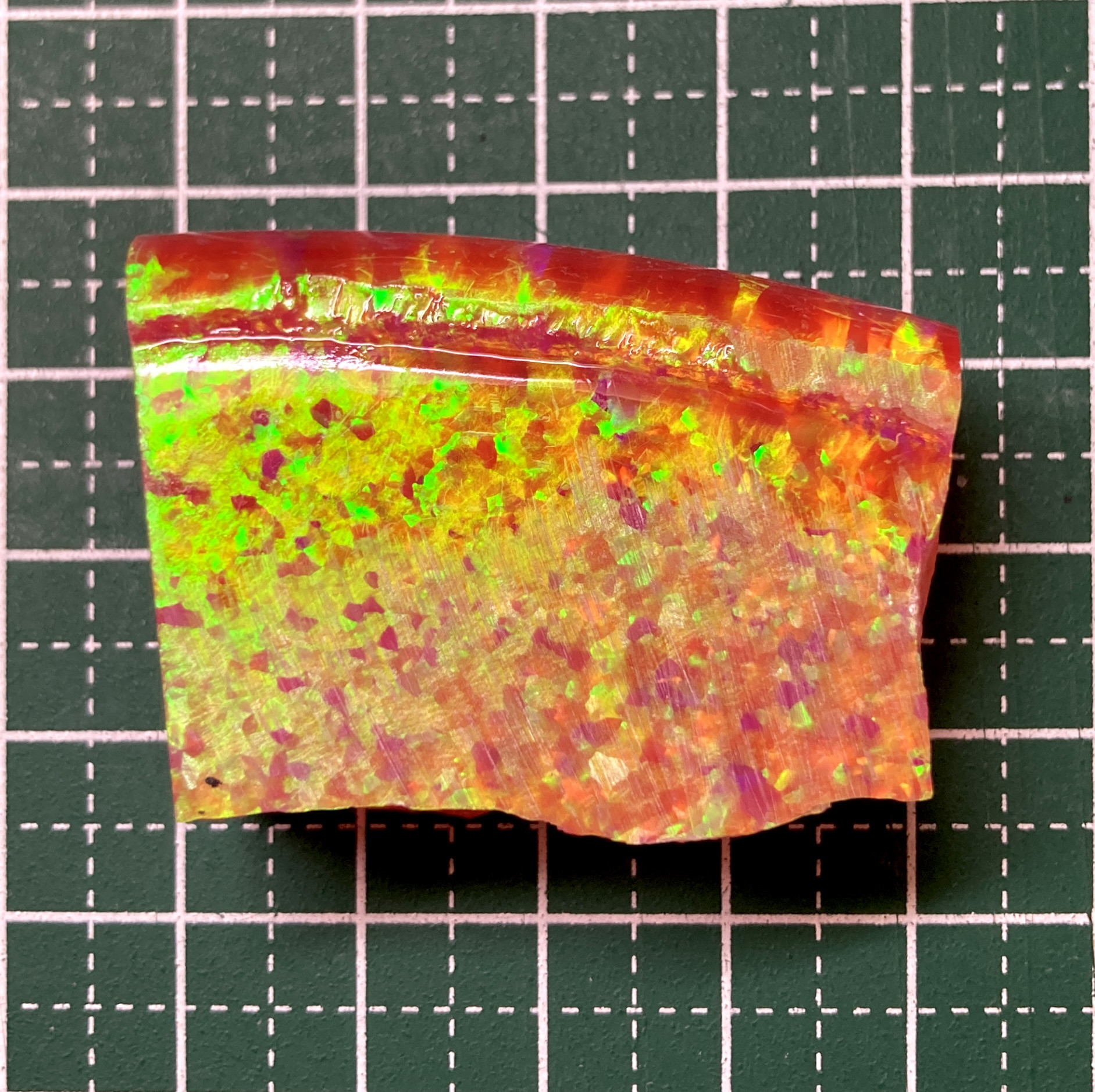 《人工オパール》(ネオンオパール) 原石 チェリーレッド/オレンジ斑 28.0g (樹脂含侵)