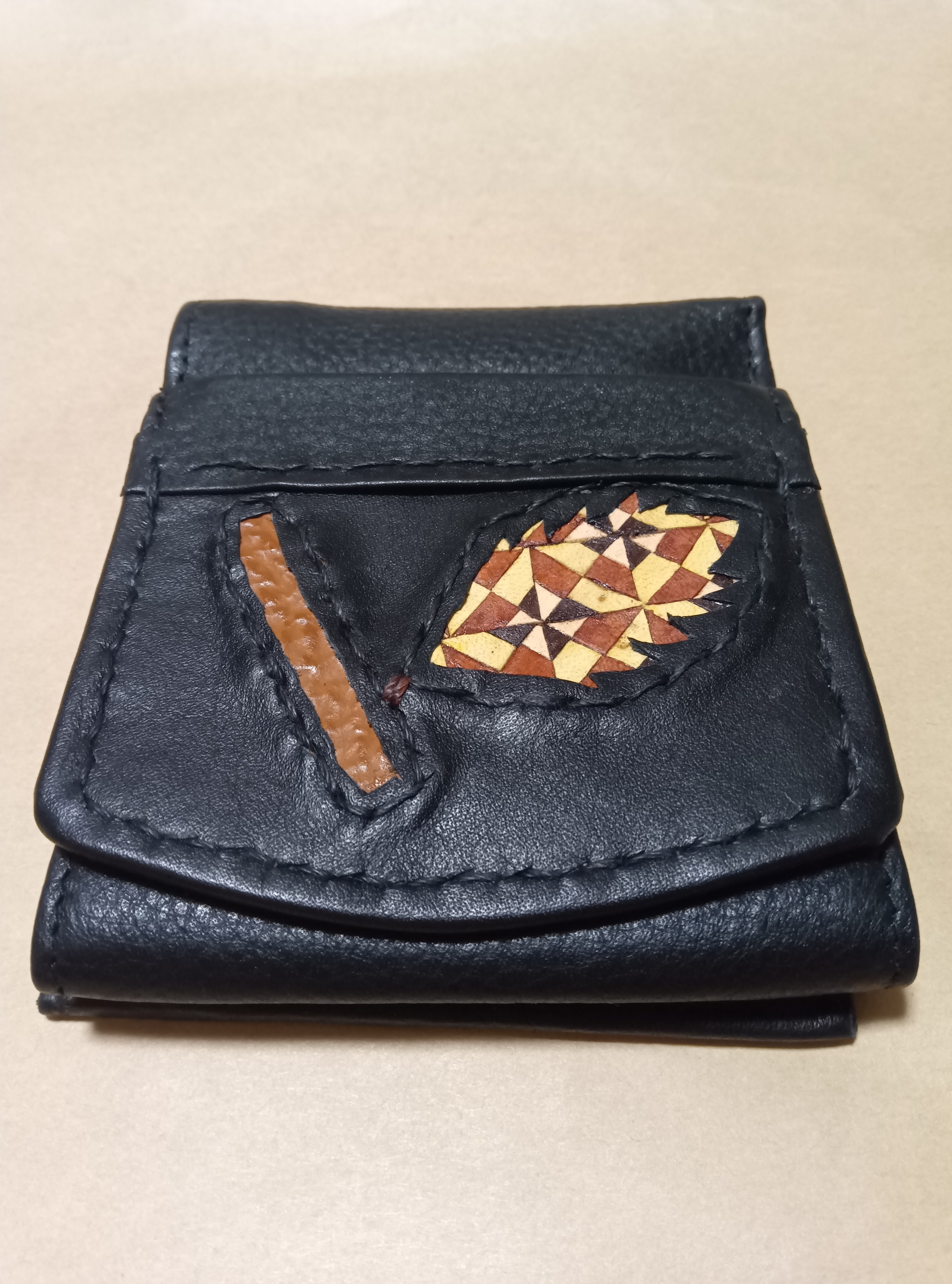 見やすく取り出ししやすいボックス型二つ折り財布「寄せ革細工」