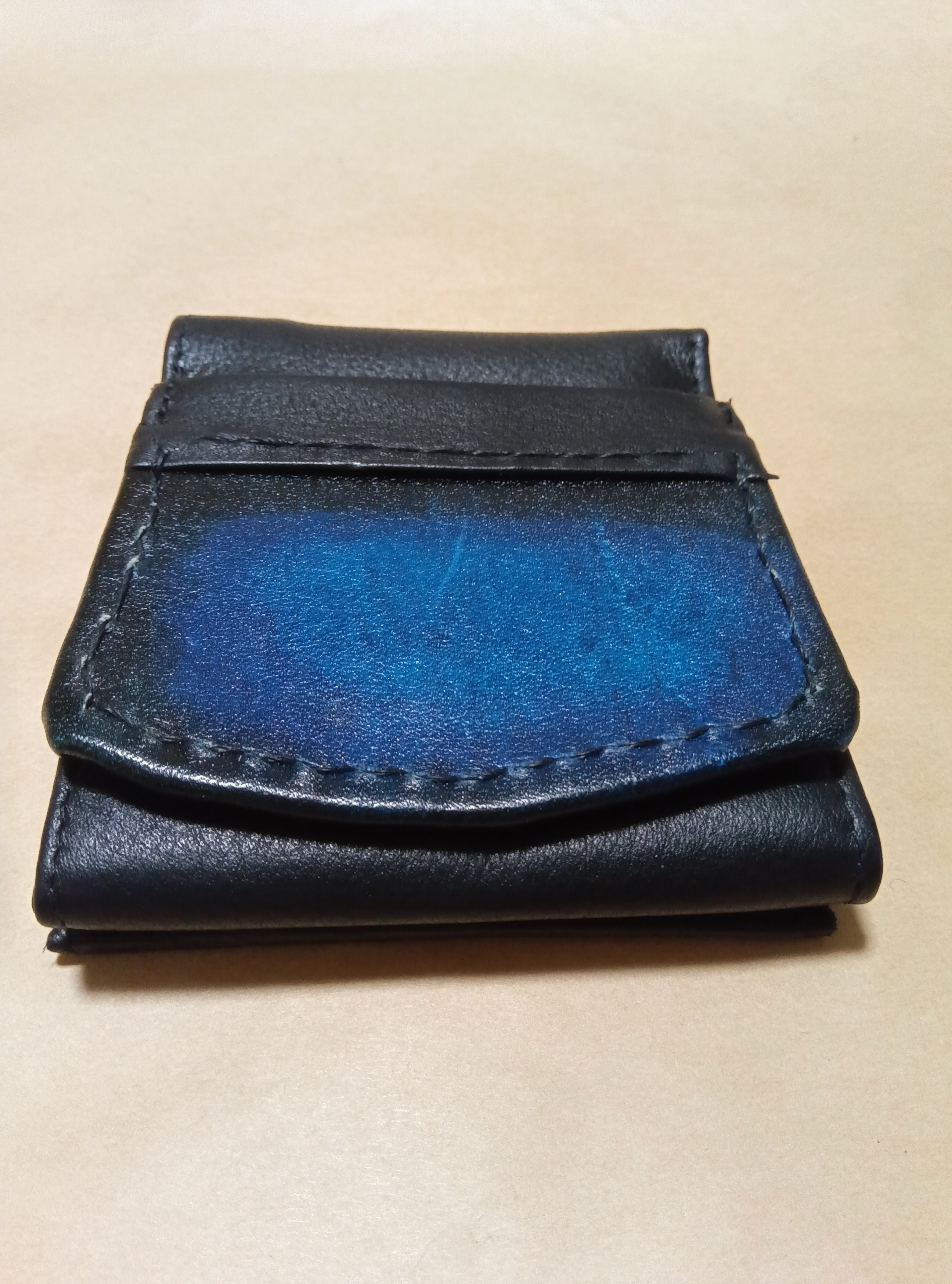 見やすく取り出ししやすいボックス型二つ折り財布「青と黒のグラデーション染め」