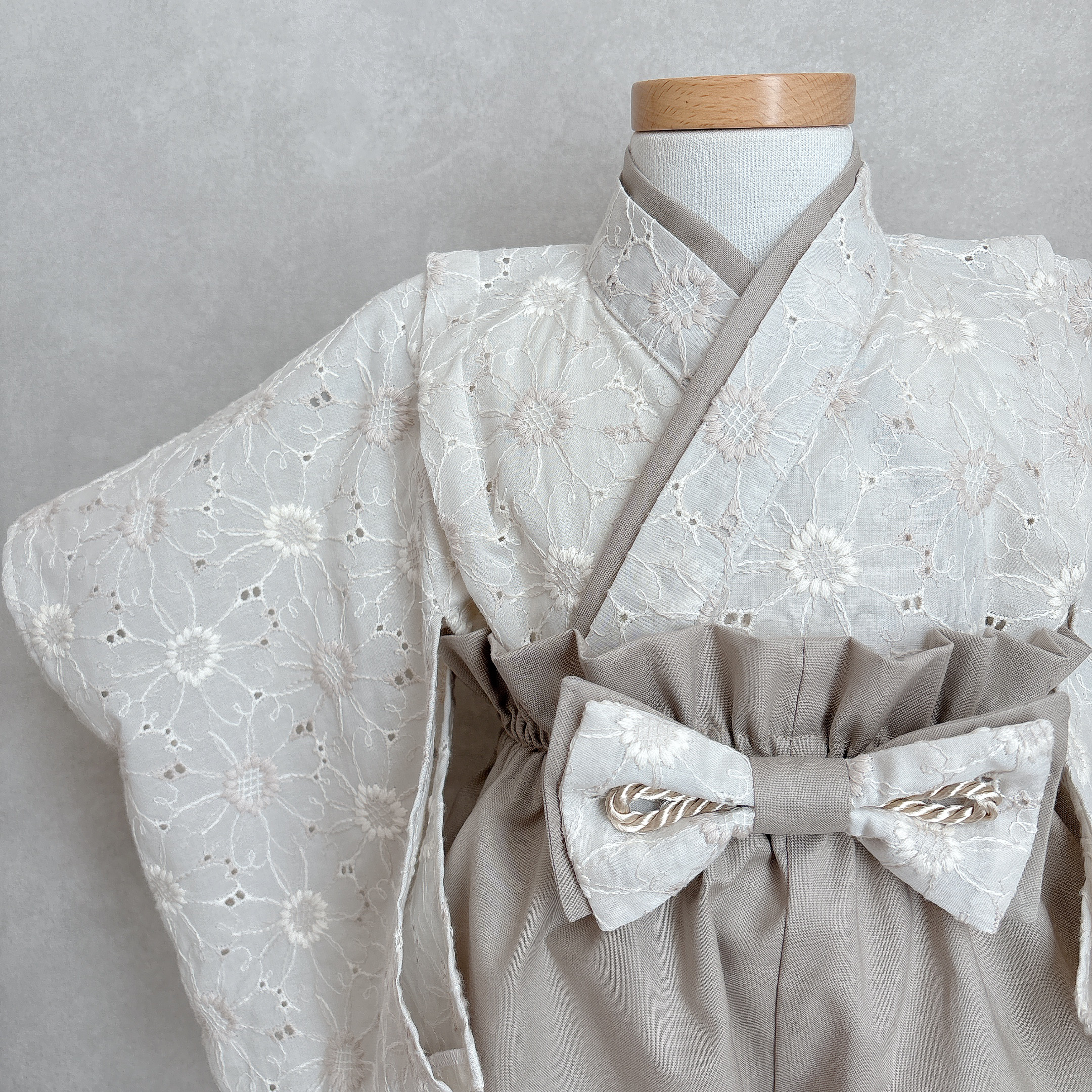 ベビー袴  エンブロイダリーレース　ミルキーベージュ×グレージュ 【お食い初め 100日祝い  初節句】