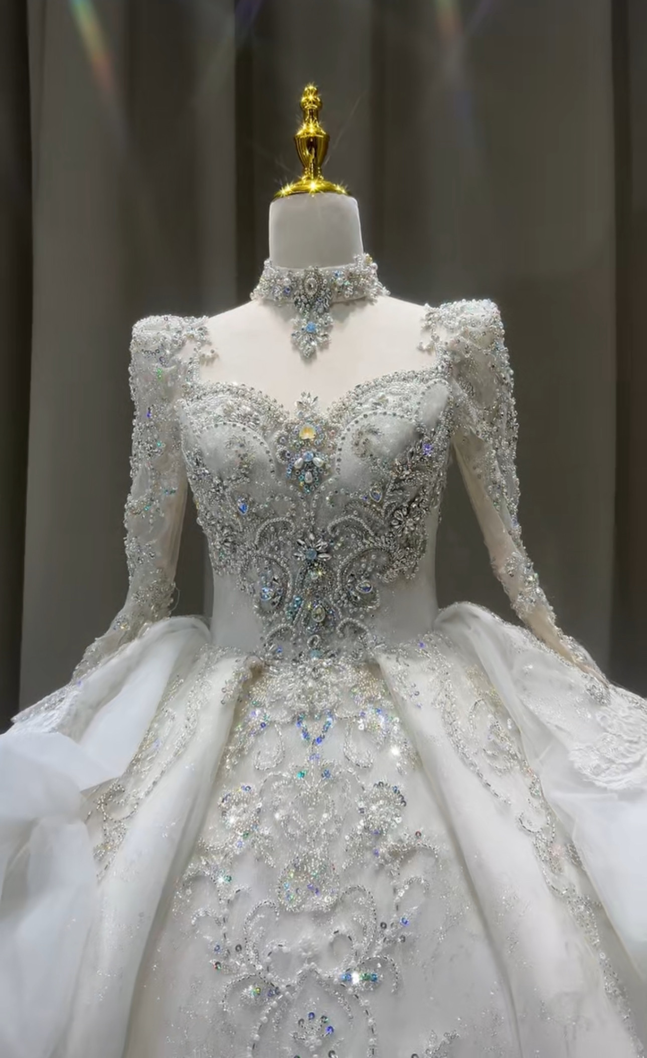 美しい　華やかな引裾　ラッフルスカート　ホワイト　スクエアネック　キラキラグッリターストーン結婚式　シースルー長袖　可愛