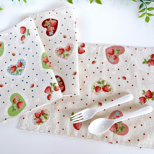 いちご刺繍　ランチョンマットナプキンセット　２人分 ランチョンマット 給食ナフキン いちご × ハート ピンク赤グリーン