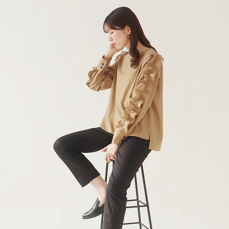 袖フリルディテールブラウス