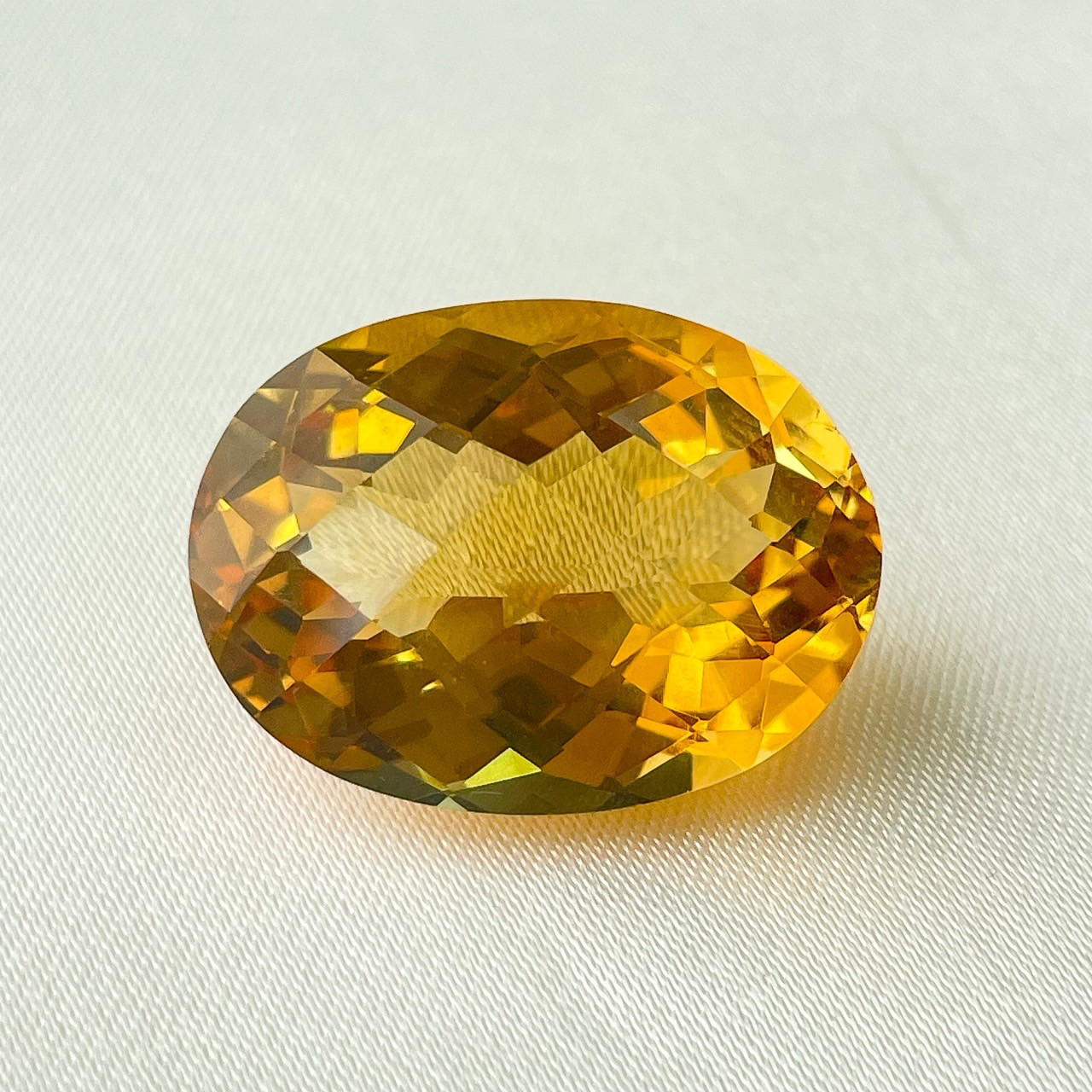 深みのある黄金色のオーバル・シトリンルース　16.993ct